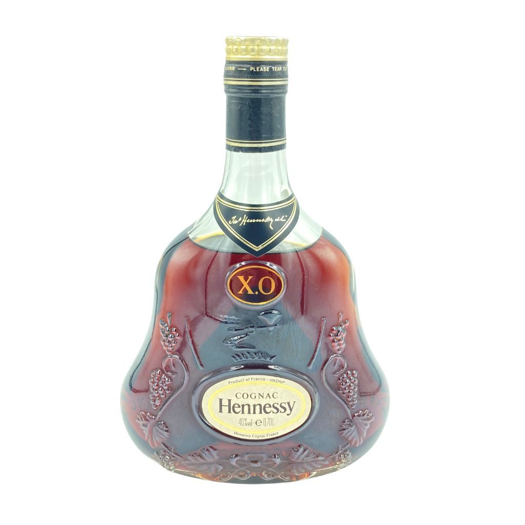 ▼商品詳細 銘柄 ヘネシーXO クリアボトル 金キャップ Hennessy 付属品 ---- 本数 1本 内容量 700ml 度数 40% 状態詳細 未開栓のお品物です。（タイトルに開栓済みと記載のある商品は開栓済みとなります） 出品商品は一般のお客様を中心にお買取をした二次流通品です。弊社内ではワインセラー含めた倉庫にて保管していますが、買取前の状態については把握できておりません。 そのため、自然蒸発による減量・お味・風味・コルクの状態・一部の沈殿物等について品質保証は出来ませんのでご了承ください。 また、ボトルやラベルのダメージ・汚れ・変色・澱・液面低下などがある商品もございます。 本体・付属品・液面の状態など、必ず商品画像をご確認ください。 上記をご理解頂いた上でのご入札をお願い致します。 梱包サイズ 80サイズ 商品管理番号 【ITH4V7WBA3W7】【CR】【B2】 備考 ※20歳以上の方のみ入札可能です。落札後取引ナビへ生年月日をご入力下さい。お客様の年齢確認をさせていただきます。 生年月日の入力が無い場合、税務署の指導により発送出来かねますので、ご了承下さい。 またクール便配送をご希望のお客様は、オーダーフォーム備考欄にクール便希望の旨を記載ください。 クール便配送の場合、通常の送料＋220円お支払いください。 ※タイトルに【東京都限定】とある商品に関しましては、酒類販売免許に条件があるため東京都内に発送先住所がある方にしか発送できません。入札された場合、落札者様都合で削除させていただきますこと、ご了承下さいませ。 ▼状態ランク詳細