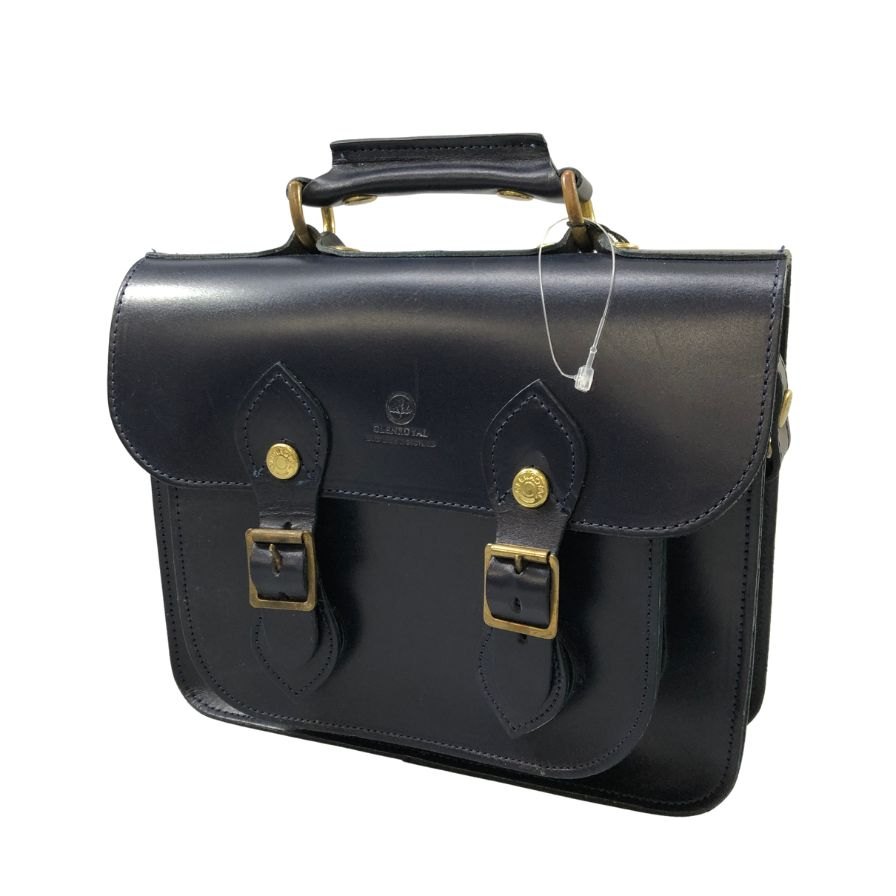 ▼状態ランク ▼商品詳細 ブランド グレンロイヤル ショルダーバッグ サッチェル 9インチ ネイビー GLENROYAL SATCHEL BAG 9INCH 色 ネイビー（紺） 素材 レザー 仕様 付属品 冊子・カード、新品タグ 商品詳細 横幅：23cm 高さ：19cm マチ：6cm ハンドル：10cm ショルダー：100cm ※採寸に関しまして1～2cm程誤差が出てしまう場合もございます。予めご了承くださいませ。 状態詳細 外側状態ランク【SA】 金具くすみ・小傷、ショルダー付け根金具初期傷 内側状態ランク【SA】 梱包サイズ 80サイズ 商品管理番号 【IT13J8SAHO2S】【FF】【AFE9】 ▼状態ランク詳細