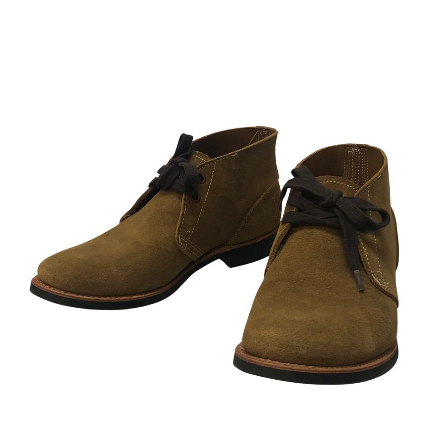 RRL／Double RL（ダブルアールエル）は、1993年にラルフローレンが設立したブランドで、アメリカの古き良き時代を思わせるヴィンテージスタイルを特徴としています。厳選された上質な素材と緻密な縫製技術を駆使し、リアルなダメージ加工を施したアイテムは、カジュアルでありながら高いクオリティを誇ります。 一度は1998年に生産中止となったものの、ファンの熱い支持により2001年に復活。現在も根強い人気を誇り、特に初期コレクションはヴィンテージ市場で高い価値を持っています。ラルフローレンの世界観を体現したアイテムが揃うDouble RLは、アメリカの豊かさや歴史を感じさせる特別なブランドです。― 株式会社ストックラボによるオリジナルテキスト ▼状態ランク ▼商品詳細 ブランド ダブルアールエル 色 ベージュ 素材 付属品 -, -, -, -, 商品詳細 表記サイズ【US9D】（約27.0cm） アウトソール縦：30cm アウトソールウィズ：10.5cm 全高：13cm ヒール：3cm ※採寸に関しまして1～2cm程誤差が出てしまう場合もございます。予めご了承くださいませ。 状態詳細 踵に少し減りが見られます。 梱包サイズ 100サイズ 商品管理番号 【ITUPV2TREPHN】【CN】【AFD9】 ▼状態ランク詳細