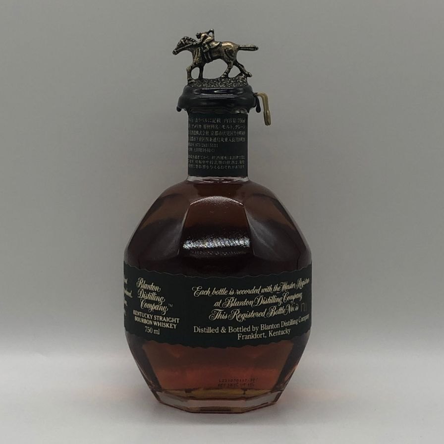 ストックラボの【未開栓】ブラントン シングルバレル ブラックラベル 2023 750ml 40% Blanton's SINGLE BARREL BLACK LABEL バーボン【M2】【中古】｜アングル2