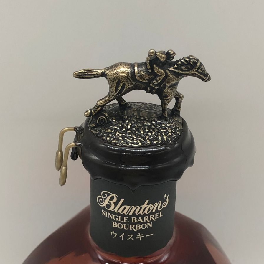 ストックラボの【未開栓】ブラントン シングルバレル ブラックラベル 2023 750ml 40% Blanton's SINGLE BARREL BLACK LABEL バーボン【M2】【中古】｜アングル3