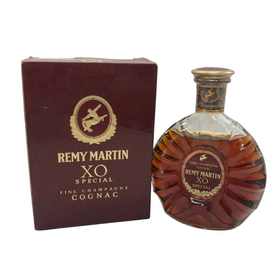 ▼商品詳細 メーカー・銘柄 レミーマルタン XO スペシャル クリアボトル REMY MARTINレミーマルタン XO スペシャル クリアボトル REMY MARTIN 付属品 [箱や木箱]--- 本数 1本 内容量 700ml 度数 40% ダメージ等 次のダメージがございます。必ずお写真をご確認ください。【箱ダメージ・汚れ・液面低下・ラベル（裏）ダメージ／汚れ・】 状態詳細 未開栓のお品物です。（※タイトルに開栓済みと記載のある商品を除く） 本体・付属品・液面の状態など、必ず商品画像をご確認ください。 なお、本商品は二次流通品となります。 写真に写っていない箇所に数mm程度の微細なキズ・汚れ、ラベルのスレなどが見られる場合がございます。 また、撮影後の保管中に液面のわずかな目減りやオリの発生など、軽微な変化が生じる可能性もございます。 状態に敏感な方や完璧なコンディションをお求めの方は、ご購入をお控えください。 上記をご理解頂いた上でのご購入をお願い致します。 梱包サイズ 80サイズ 商品管理番号 【ITYM4IM79D74】【R】【N4】 備考 ※20歳以上の方のみ入札可能です。落札後取引ナビへ生年月日をご入力下さい。お客様の年齢確認をさせていただきます。 生年月日の入力が無い場合、税務署の指導により発送出来かねますので、ご了承下さい。 またクール便配送をご希望のお客様は、オーダーフォーム備考欄にクール便希望の旨を記載ください。 クール便配送の場合、通常の送料＋220円お支払いください。 ※タイトルに【東京都限定】とある商品に関しましては、酒類販売免許に条件があるため東京都内に発送先住所がある方にしか発送できません。入札された場合、落札者様都合で削除させていただきますこと、ご了承下さいませ。 結婚記念日 / 還暦 / 古希 / 喜寿 / 米寿 / 白寿 / 卒寿 / 百寿 / 成人式 / 入学式 / 卒業式 / 結婚式 / 出産 / 新築祝い / 初節句 / 七五三 / 銀婚式 / 金婚式 / ダイヤモンド婚式 / 出産祝い / 命名式 / お宮参り / 初誕生 / 入園式 / 進級祝い / 就職祝い / 成人式 / 結納 / 婚約式 / 新婚旅行 / 出産記念 / 引っ越し祝い / 退職祝い / 還暦祝い / 古希祝い / 喜寿祝い / 傘寿祝い / 卒寿祝い / 白寿祝い / 百寿祝い / 母の日 / 父の日 / 敬老の日 / バレンタインデー / ホワイトデー / クリスマス / お正月 / 節分 / ひな祭り / 端午の節句 / 七夕 / お盆 / お彼岸 / 十三参り / 仏事 / 法事 / お歳暮 / お中元 / 暑中見舞い / 寒中見舞い / 年賀状 / 快気祝い / 内祝い / 引き出物 / お礼状 / お祝い返し / 香典返し / 贈り物 / ホームパーティー / ハロウィン / クリスマスパーティー / 新年会 / 忘年会 / 誕生日パーティー / 結婚記念パーティー / ベビーシャワー / 送別会 / 歓迎会 / 卒業パーティー / 婚約パーティー / バチェロレッテパーティー / ディナーショー / ガーデンパーティー / ランチパーティー