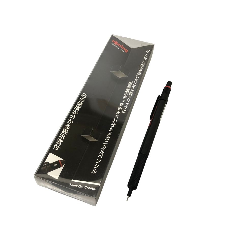 rOtring（ロットリング）は、1928年にドイツ・ハンブルクで創設され、独自の技術で製図ペンや筆記具を開発してきたブランドです。最初の成功は、ペン先に細いパイプを採用した「ティンテンクリ」で、インクの流れを一定に保つ革新的なデザインが世界中で高評価を受けました。その後も製図用ペン「ラピッドグラフ」などを発表し、プロフェッショナルから愛される筆記具ブランドとしての地位を確立しました。ロットリングの製品は、精密なデザインと機能性で、クリエイターやエンジニアにとって欠かせないツールとなっています。― 株式会社ストックラボによるオリジナルテキスト ▼状態ランク ▼商品詳細 ブランド ロットリング rotring 色 ブラック（黒） ペン先 素材 スチール 仕様 筆記確認ありインク 黒 付属品 箱、-、-、- 商品詳細 全長：14.5cm 最大幅：3.3cm ※採寸に関しまして1～2cm程誤差が出てしまう場合もございます。予めご了承くださいませ。 状態詳細 梱包サイズ 60サイズ 商品管理番号 【ITCWY3EIM2EK】【C】【AFI3】 ▼状態ランク詳細