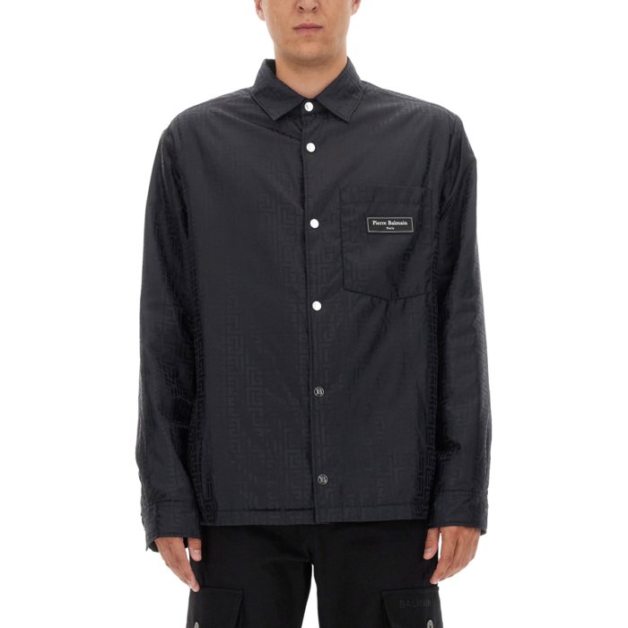 ブランド Balmain（バルマン） カテゴリ カジュアルジャケット SKU BH1HD001XB11EAP サイズ 40 42 41 →サイズガイドはこちら カラー BLACK 素材 100%POLYAMIDE 生産国 MDG 注意事項 送料無料 配送日数：平均7日~12日（土日・祝日を除く） 配送プロセス：ご注文リクエスト→ご注文/決済確定→海外配送→国内検品/配送 配送日数は、現地パートナーによる発送遅延や、空輸状況により遅延の可能性があります。 ご注文確定後のキャンセルについては承っておりません。 配送ガイド 注文後のキャンセル/交換は承っておりません。 注文後、海外パートナーに発注及び在庫手配が行われます 注文後、在庫手配中に商品の欠陥、在庫不足、出荷遅延などの理由で、注文がキャンセルされることがあります。あらかじめご了承ください。 表示価格は輸入関税・輸入消費税・国際送料込みの価格です。 表示の参考定価は当社が独自に調査を行った価格になります。国内取扱店の定価と異なる可能性がございます。 掲載商品には店頭展示商品も含まれるため、特に過去シーズンの革製品など細かなスレなどが見受けられる可能性がございます。 ご使用のPCやスマートフォンのモニター環境により、商品の色合いが異なる可能性がございます。 サイズタイプ（IT、UK、USなど）が明記されてない場合があります。詳細につきましては、お手数ですがカスタマーサポートまでお問い合わせください。 ベルト、シューズ、帽子等、アクセサリー類の中にも性別によってサイズ感が大きく異なるアイテムがございます。 付属の箱や包装にやむ得ない傷や凹み等がある場合がございます。こちらは初期不良の対象とはなりませんのでご了承ください。 一部ブランドでは箱が付属していない場合等、ブランド直営店とは付属品が一部異なる場合があります。 2シーズンより前の商品はセールアイテムのため、箱やタグが旧デザインの場合や、付属品にわずかなスレ、破損、不足がある場合があります。 →「本物ですか？」というご不安をお持ちの方へ→よくあるご質問はこちらから Balmain（バルマン）のアイテムを見る ブランド一覧はこちら アイテム一覧はこちら