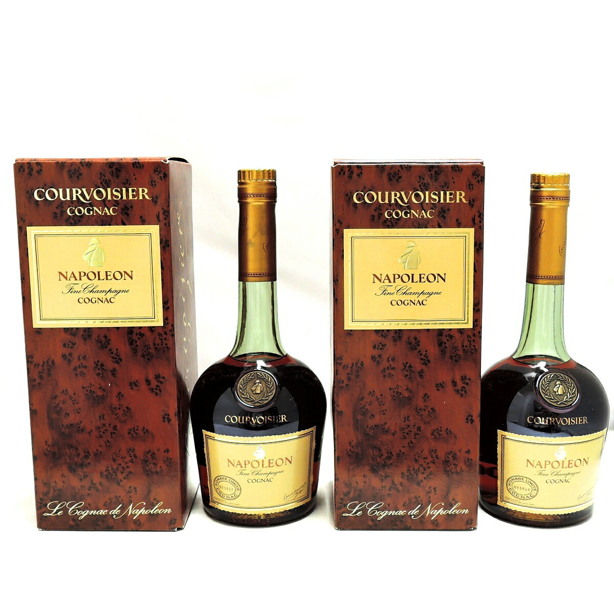 【商品名】【2本セット】古酒 ブランデー コニャック COURVOISIER クルボアジェ NAPOLEON ナポレオン COGNAC ファインシャンパーニュコニャック 700m 40% FS 箱あり【容量】700ml （合計1400ml）【度数】40％【詳細情報】未開栓の新古品です。画像の物が現物です。ラベルやキャップ部の痛み等は画像でご確認ください。※年数経過品の為、開栓時にコルクが砕ける可能性があります。また、古酒につき、味や品質、風味は保証いたしかねます。上記ご理解いただいたうえでご購入いただけますようお願い申し上げます。【注意】この商品はお酒です。20歳未満者の飲酒は法律により禁止されております。20歳未満者のご購入は固くお断りします。代理購入であっても販売をお断りしています。【備考】ご注文時に、備考欄に生年月日のご入力をお願い致します。生年月日のご入力がない場合は発送ができませんので、予めご了承願います。酒類通信販売免許規定のため、直接店舗へご来店での販売はできません。【免許】酒類販売業免許 西宮酒第417号【発送元店舗】藤沢店この商品に関するお問合わせはリバースイトーヨーカドー藤沢店 TEL/0466-27-8390 まで商品番号：fso240321tb01-02