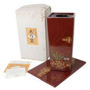 【中古】 大内塗 花瓶 花瓶敷 箱、しおり 花瓶:胴径約下辺10~上辺12×胴高約27.5×口径約6cm 花瓶敷:各27.3×9.3cm NT Bランク