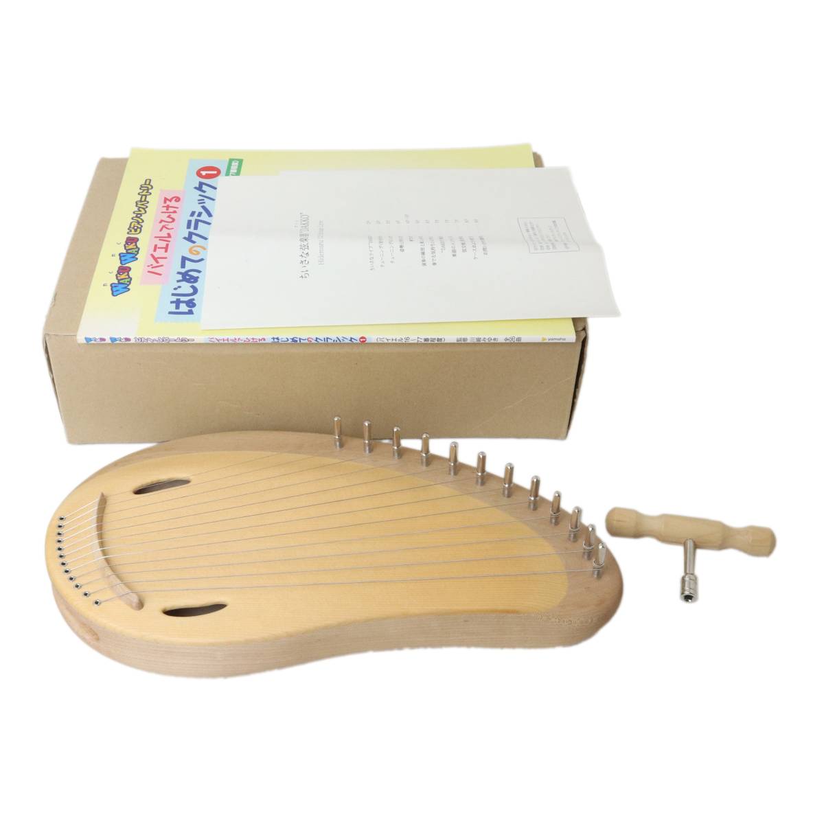 【商品名】英円楽器 DAKKO 12弦ライア【付属品】箱、取扱説明書、楽譜【サイズ】30×18(cm)※サイズはアナログメジャー(1mm目盛)実寸目視確認のため、多少の誤差はご容赦くださいませ。【詳細情報】小傷、少汚れございますが、目立つ大きな痛みはなく良好な状態です。【担当より一言】英円楽器のDAKKO 12弦ライアは、美しい音色を奏でることができる楽器です。中古品ながらも美品で、ABランクの状態を保っています。サイズは30×18cmで、コンパクトながらも豊かな響きを楽しめます。箱、取扱説明書、楽譜が付属しており、初心者から経験者まで幅広くご利用いただけます。手軽に持ち運べるため、さまざまな場所で演奏を楽しむことができます。この商品に関するお問合わせはリバースちぇるる野毛店 TEL/045-251-2881 まで商品番号：kae250223a01