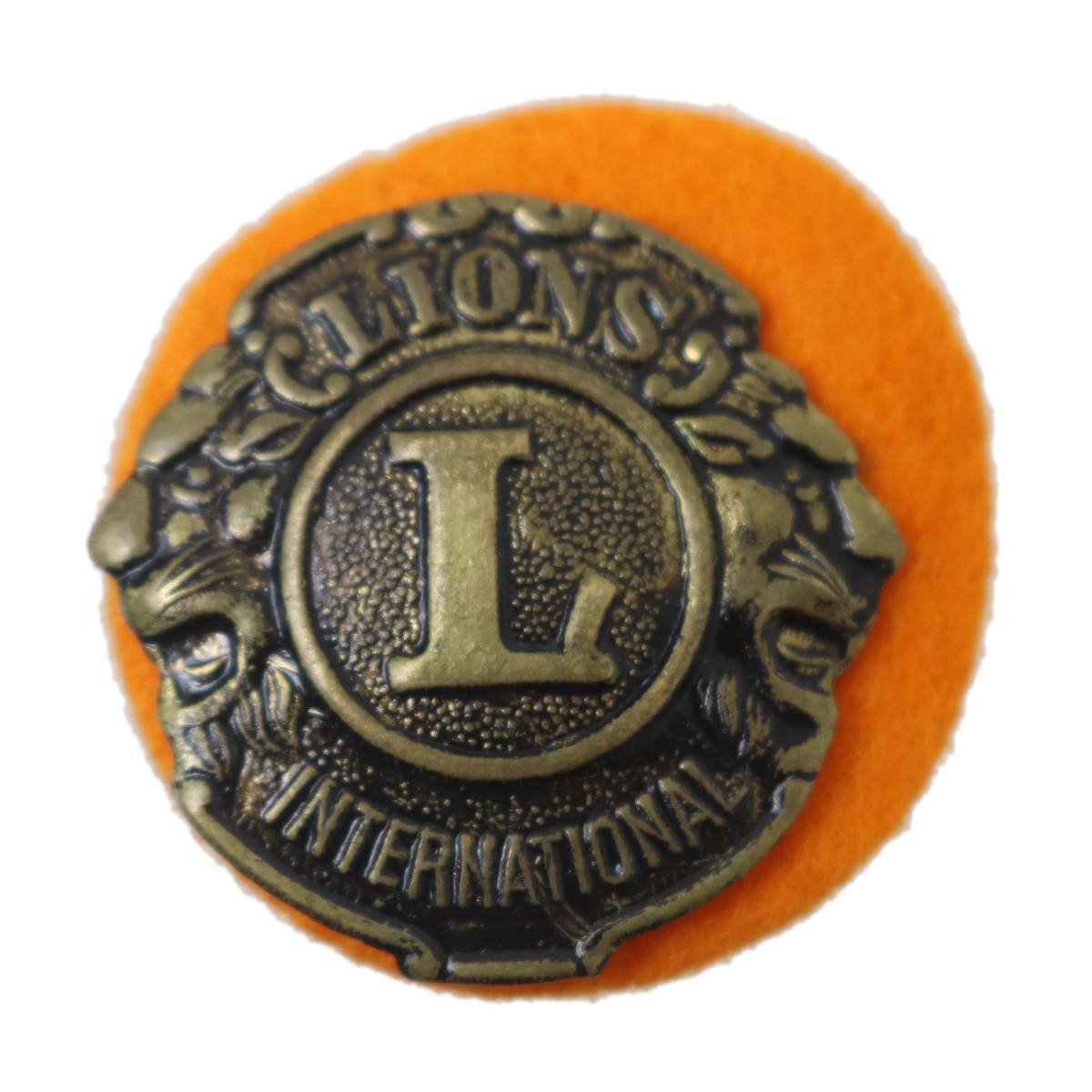 【商品名】LIONS CLUB ライオンズクラブ ピンバッジ 紋章 【サイズ】30.6×30(mm)※サイズはマイクロメジャーで測っておりますが、機械の測定精度(±0.2mm)程度の誤差はご容赦くださいませ。【詳細情報】スレ、傷、ヤケ、汚れ、等、経年による痛みございます。この商品に関するお問合わせはリバースちぇるる野毛店 TEL/045-251-2881 まで商品番号：nt260321a74