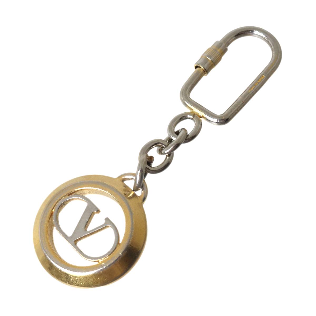 【ブランド名】VALENTINO ヴァレンチノ【商品名】キーホルダー ロゴ【カラー】ゴールド【サイズ】全長11.3cmモチーフ直径35mm※サイズはマイクロメジャーで測っておりますが、機械の測定精度(±0.2mm)程度の誤差はご容赦くださいませ。【詳細情報】スレ、傷、ハゲ等の痛みございます。【担当より一言】このVALENTINOのキーホルダーは、エレガントなゴールドのロゴが特徴で、洗練されたデザインが魅力です。全長11.3cm、モチーフの直径は35mmと、存在感のあるサイズ感が日常のアクセントになります。中古品ながらも、しっかりとした作りで、長くご愛用いただけます。バッグや鍵に付けるだけで、上品な印象を与えることができるアイテムです。シンプルながらも高級感を感じさせるデザインは、贈り物にも最適です。この商品に関するお問合わせはリバースちぇるる野毛店 TEL/045-251-2881 まで商品番号：ho260527a01