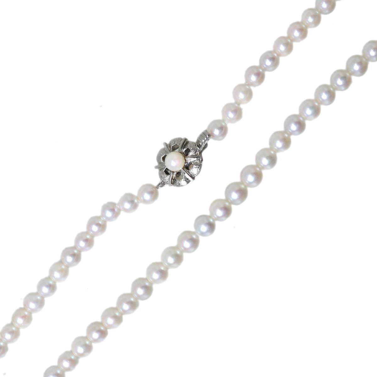 【商品名】パールネックレス【素材】本真珠×金具SILVER【カラー】グリーン系・ピンク系ライトベージュ【サイズ】首周り約42.5cmパール6.3mm珠重量約25.0g※サイズはマイクロメジャーおよび一部アナログメジャー(1mm目盛)で測っておりますが、実寸目視確認のため多少の誤差はご容赦くださいませ。【詳細情報】糸替え済み。多少のスレ、少汚れ、エクボ等ございますが目立つ大きな痛みはございません。【担当より一言】本真珠を使用したパールネックレスは、グリーン系とピンク系のライトベージュが美しく調和し、上品な輝きを放ちます。首周り約42.5cmのデザインは、さまざまなスタイルに合わせやすく、日常から特別なシーンまで幅広く活躍します。パールの直径は6.3mmで、程よい存在感を持ちながらも控えめな印象を与えます。金具にはシルバーを使用し、耐久性と高級感を兼ね備えています。重さ約25.0gの軽やかな着け心地も魅力です。この商品に関するお問合わせはリバースちぇるる野毛店 TEL/045-251-2881 まで商品番号：ka260502ovb02