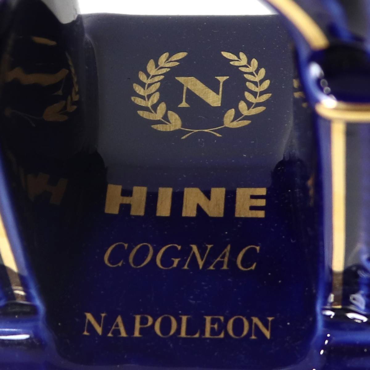 ブランドショップ リバースの【中古】 古酒 ブランデー コニャック HINE NAPOLEON ハイン ナポレオン 凱旋門 陶器ボトル 青 重量1541g 700ml アルコール度数40％ NT 箱あり・替え栓あり｜アングル3