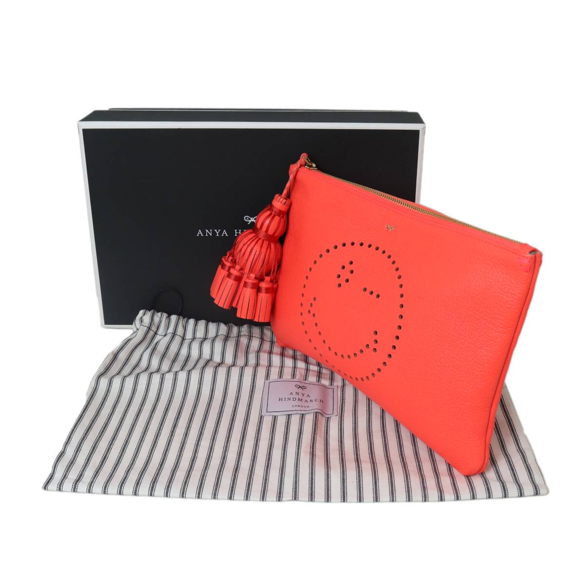 【ブランド名】ANYA HINDMARCH/アニヤ・ハインドマーチ【商品名】セカンドバッグ【カラー】コーラル【付属品】保存袋、箱【機能性】外側：ファスナー開閉式内側：ファスナーポケット×1カード入れ×3【サイズ】本体(底部測定)：W:約29×H:約19×D:約1.5(cm)※サイズはアナログメジャー(1mm目盛)実寸目視確認のため、多少の誤差はご容赦くださいませ。【詳細情報】外側：角スレ、汚れ、金具剥げ、薄ら擦れなどあります。内側：ペン痕、カードポケットに赤丸汚れ、薄ら毛羽立ち等ありますが、その他ご使用に問題のある致命的なダメージや破損など見受けられません。この商品に関するお問合わせはリバースイトーヨーカドー川崎店 TEL/044-322-7480まで商品番号：es260615hc03