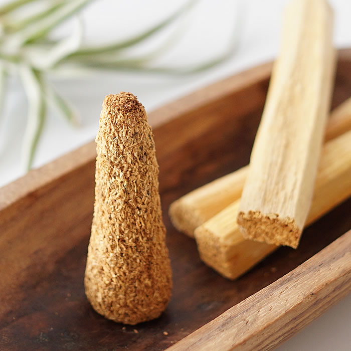 【100個入り 約400回分】パロサント コーン型 インセンス お香 聖なる木 Holy wood 幸運を呼ぶパロサント 香木 アロマ 浄化 防虫剤 幸運の樹 Palo Santo エクアドル産 天然石 パワーストーンの浄化用にも incense