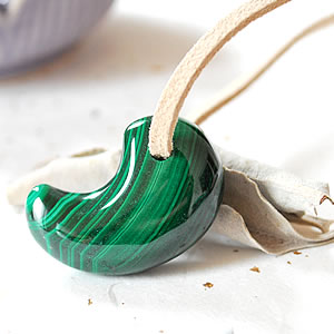 マラカイト 勾玉 約30mm まがたま ネックレス ペンダントトップ 天然石 パワーストーン