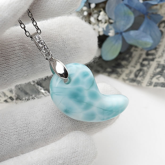 【一点物】ラリマー 勾玉 ペンダントトップ ネックレス 天然石 パワーストーン larimar まがたま 勾玉ネックレス ラリマール ペクトライト ソーダ珪灰石 曹灰針石 勾玉 magatama 天然石 パワーストーン アクセサリー 人間関係 癒し 一点もの 【一点物】 ラリマー　勾玉　ペンダント 写真の現物をお送りいたします。 カリブ海を一部切り取ったかののような、美しいブルーのラリマー勾玉です。 正式名称は「ブルーペクトライト」、産地はドミニカ共和国です。 白とブルーが混ざった海のような模様は、心を穏やかにし、ストレスや不安を和らげると言われます。 愛と平和を象徴するとされ、ヒーリングストーンとしても人気が高い天然石です。 [天然石 パワーストーン 関連石] ●ラリマー ラリマール ペクトライト ソーダ珪灰石(そーだけいかいせき) 曹灰針石(そうかいしんせき) larimar / [商品ジャンル] ・ペンダントトップ ネックレス シルバー925(SV925) ・勾玉(まがたま) 古代勾玉 お守り 勾玉ストラップ 勾玉ネックレス 陰陽 / 色(カラー)は 、青(ブルー) 、水色 、シルバー です。 / [商品対象]こちらの商品は、 レディース(女性)向け商品です。 メンズ(男性)向け商品です。 / [その他]こちらの商品は、 ギフト(ラッピング)対応です。 ＜ラリマー＞ カリブ海の海と空と雲がとけあった石“ラリマー”。今にも波の音が聴こえてきそうな優しいブルーが魅力的でたくさんの人に愛される石。 ラリマーはスギライト、チャロアイトと並ぶ、世界三大ヒーリングストーンの1つに数えられます。 ラリマーは「比類なき癒しの石」と言われ、心に受けた傷やトラウマなど、過去への執着を和らげ、新たな一歩を踏み出す力を与えます。 一瞬たりとも留まることなく変化し続ける海と空は、“誕生と変容”を表すシンボルでもあります。この石に魅かれるのは、人生が常に何かしらの変化を伴っているものだからかもしれません。変化するということは、生きる上でとても素晴らしいチャンスを手に入れることです。そんな時、この石は人生において物事に執着することなく、絶えず変化していけるように促します。そして変化に伴う苦痛や悲観的な考えを和らげ、前に向かって進むポジティブさと勇気をもたらしてくれることでしょう。 さらに、ラリマーは『愛と平和』のシンボルとされています。全てを優しく包み込む安らぎと慈愛のエネルギーに溢れています。あたたかい調和のエネルギーは、身につける人のコミュニケーション能力を高め、友人や恋人、家族などの人間関係を豊かでより深いものに育ててくれます。商品詳細 【一点物】 ラリマー　勾玉　ペンダント 写真の現物をお送りいたします。 カリブ海を一部切り取ったかののような、美しいブルーのラリマー勾玉です。 正式名称は「ブルーペクトライト」、産地はドミニカ共和国です。 白とブルーが混ざった海のような模様は、心を穏やかにし、ストレスや不安を和らげると言われます。 愛と平和を象徴するとされ、ヒーリングストーンとしても人気が高い天然石です。 使用天然石 ラリマー (ドミニカ共和国産) (シルバー925) サイズ 最長部：25.8mm ※バチカン含まず 特典・その他 ご希望の方に40cmチェーンをプレゼント！（選択が必要です） 一点ものです。 ラッピングについて ラッピング可 詳細はこちら 免積事項 天然石はその性質上、内包物やクラック、天然由来の欠けや加工や輸送由来の傷・凹み等が見られます。色合いや模様は入荷時期により多少ばらつきがあります。これらは返品・交換等の補償の対象とはなりません。また、画像に写しきれない傷や欠けは免責とさせていただきます。 ※注意事項※ 商品画像はディスプレイ環境により色合いが多少異なって映る場合があります。多少のイメージ違いによる返品・交換は承り兼ねますのでご了承ください。