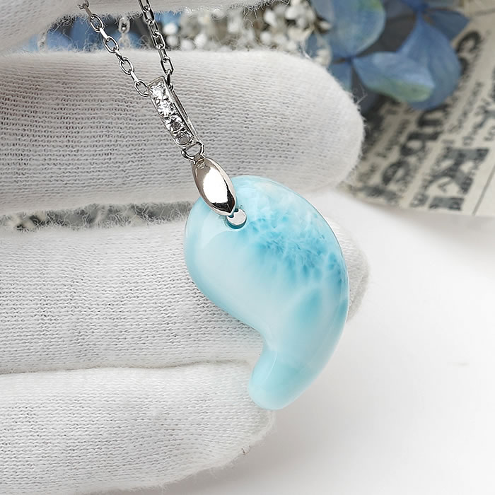 【一点物】ラリマー 勾玉 ペンダントトップ ネックレス 天然石 パワーストーン larimar まがたま 勾玉ネックレス ラリマール ペクトライト ソーダ珪灰石 曹灰針石 勾玉 magatama 天然石 パワーストーン アクセサリー 人間関係 癒し 一点もの 【一点物】 ラリマー　勾玉　ペンダント 写真の現物をお送りいたします。 カリブ海を一部切り取ったかののような、美しいブルーのラリマー勾玉です。 正式名称は「ブルーペクトライト」、産地はドミニカ共和国です。 白とブルーが混ざった海のような模様は、心を穏やかにし、ストレスや不安を和らげると言われます。 愛と平和を象徴するとされ、ヒーリングストーンとしても人気が高い天然石です。 [天然石 パワーストーン 関連石] ●ラリマー ラリマール ペクトライト ソーダ珪灰石(そーだけいかいせき) 曹灰針石(そうかいしんせき) larimar / [商品ジャンル] ・ペンダントトップ ネックレス シルバー925(SV925) ・勾玉(まがたま) 古代勾玉 お守り 勾玉ストラップ 勾玉ネックレス 陰陽 / 色(カラー)は 、青(ブルー) 、水色 、シルバー です。 / [商品対象]こちらの商品は、 レディース(女性)向け商品です。 メンズ(男性)向け商品です。 / [その他]こちらの商品は、 ギフト(ラッピング)対応です。 ＜ラリマー＞ カリブ海の海と空と雲がとけあった石“ラリマー”。今にも波の音が聴こえてきそうな優しいブルーが魅力的でたくさんの人に愛される石。 ラリマーはスギライト、チャロアイトと並ぶ、世界三大ヒーリングストーンの1つに数えられます。 ラリマーは「比類なき癒しの石」と言われ、心に受けた傷やトラウマなど、過去への執着を和らげ、新たな一歩を踏み出す力を与えます。 一瞬たりとも留まることなく変化し続ける海と空は、“誕生と変容”を表すシンボルでもあります。この石に魅かれるのは、人生が常に何かしらの変化を伴っているものだからかもしれません。変化するということは、生きる上でとても素晴らしいチャンスを手に入れることです。そんな時、この石は人生において物事に執着することなく、絶えず変化していけるように促します。そして変化に伴う苦痛や悲観的な考えを和らげ、前に向かって進むポジティブさと勇気をもたらしてくれることでしょう。 さらに、ラリマーは『愛と平和』のシンボルとされています。全てを優しく包み込む安らぎと慈愛のエネルギーに溢れています。あたたかい調和のエネルギーは、身につける人のコミュニケーション能力を高め、友人や恋人、家族などの人間関係を豊かでより深いものに育ててくれます。商品詳細 【一点物】 ラリマー　勾玉　ペンダント 写真の現物をお送りいたします。 カリブ海を一部切り取ったかののような、美しいブルーのラリマー勾玉です。 正式名称は「ブルーペクトライト」、産地はドミニカ共和国です。 白とブルーが混ざった海のような模様は、心を穏やかにし、ストレスや不安を和らげると言われます。 愛と平和を象徴するとされ、ヒーリングストーンとしても人気が高い天然石です。 使用天然石 ラリマー (ドミニカ共和国産) (シルバー925) サイズ 最長部：26.1mm ※バチカン含まず 特典・その他 ご希望の方に40cmチェーンをプレゼント！（選択が必要です） 一点ものです。 ラッピングについて ラッピング可 詳細はこちら 免積事項 天然石はその性質上、内包物やクラック、天然由来の欠けや加工や輸送由来の傷・凹み等が見られます。色合いや模様は入荷時期により多少ばらつきがあります。これらは返品・交換等の補償の対象とはなりません。また、画像に写しきれない傷や欠けは免責とさせていただきます。 ※注意事項※ 商品画像はディスプレイ環境により色合いが多少異なって映る場合があります。多少のイメージ違いによる返品・交換は承り兼ねますのでご了承ください。