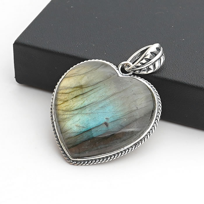 【一点物】【高品質】ラブラドライト ペンダント ハート型 アンティークデザイン ペンダントトップ ネックレス 天然石 パワーストーン ハート アンティーク Si...