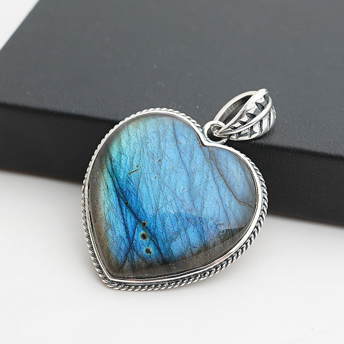 【一点物】【高品質】ラブラドライト ペンダント ハート型 アンティークデザイン ペンダントトップ ネックレス 天然石 パワーストーン ハート アンティーク Si...
