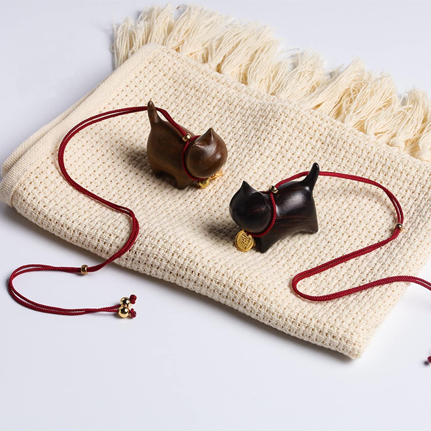 猫ペンダント、招き猫 木製 車内装飾 飾り 小物 雑貨 幸運 かわいい 小さい 2点 ギフト セット (wy097)