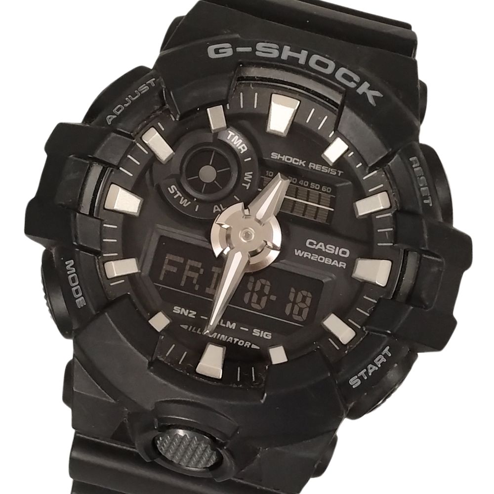 商品名 CASIO カシオ G-SHOCK GA-700 アナデジ クォーツ 腕時計 ブラック フリー 正規品 / C180【中古】 対象 メンズ 色 ブラック サイズ フリー サイズ詳細 ケース：約52mm x 56mmバンド幅：約2.2cmバンド幅：約2.2cm表記サイズ：フリー備考：腕周り＝最小15cm/最大22cmです。 多少の誤差はお許し下さい。 状態ランク BC 状態詳細：全体的に中古品としての着用感・使用感と若干の汚れが見られるものの、一般的な中古の商品 稼働品、ベゼル、ケースに多少の擦れ、薄汚れがあり、バンドに擦れ、擦れ削れ箇所があります(画像参照)。 簡易的な動作確認のみの為、購入後にOH推奨です。画像の物で現状渡しです。 状態ランク詳細 S=タグ付きの新古品、未使用品のもの A=タグなし、試着程度の未使用品に近いもの AB=全体的に着用感・使用感が見られず、汚れやダメージがほとんどない、新品同様の綺麗な商品 B=汚れ等なく、多少の着用感ぐらいな比較的美品なもの BC=全体的に中古品としての着用感・使用感と若干の汚れが見られるものの、一般的な中古の商品 C=多少の汚れ、キズ、着用感が見られるもの D=汚れ、キズなどのダメージが目立つもの 付属品 箱、取説、保証書付き 注意事項 「何cmの人に合うか？」という質問が多数ありますが足の大きさや体系、服装に個人差がありますので記載された実寸をお手持ちの靴や服と測り比べて検討して下さい。 パンツ等の裾上げに関しても当方にも分かりかねる場合がありますので、そちらも実寸サイズでご検討してください。 色の具合はモニターの性能、設定にもよります。 当方の出品物は殆どが買取によるOLD、USED商品です。程度、状態に関しては個人差があります。 出品の際には商品確認をしダメージは記載しておりますが、細かな擦れ、薄汚れ、目に付きにくいピンホール等はご了承下さい。 また、ニオイに関しては感じ方に個人差がありますが、生活臭、タバコ、香水、ペット、商品の劣化臭等のにおいがひどいものには状態説明のほうに記載しますが、ある程度のものに関しては記載はいたしませんのでご了承のほどよろしくお願い致します。 配送方法 宅急便（ヤマト運輸）の元払い発送のみ対応で、120サイズ以上から着払い発送対応とさせていただきます（その際はタイトルに記載させていただきます）。また、複数落札の場合は同梱包不可で、1点ずつの発送対応となります。ご了承のほど宜しくお願い致します。 その他 スマホ等のモバイルでご覧のお客様は、PC用の画面に一度切り替えて詳細をご覧いただきますよう宜しくお願い致します。