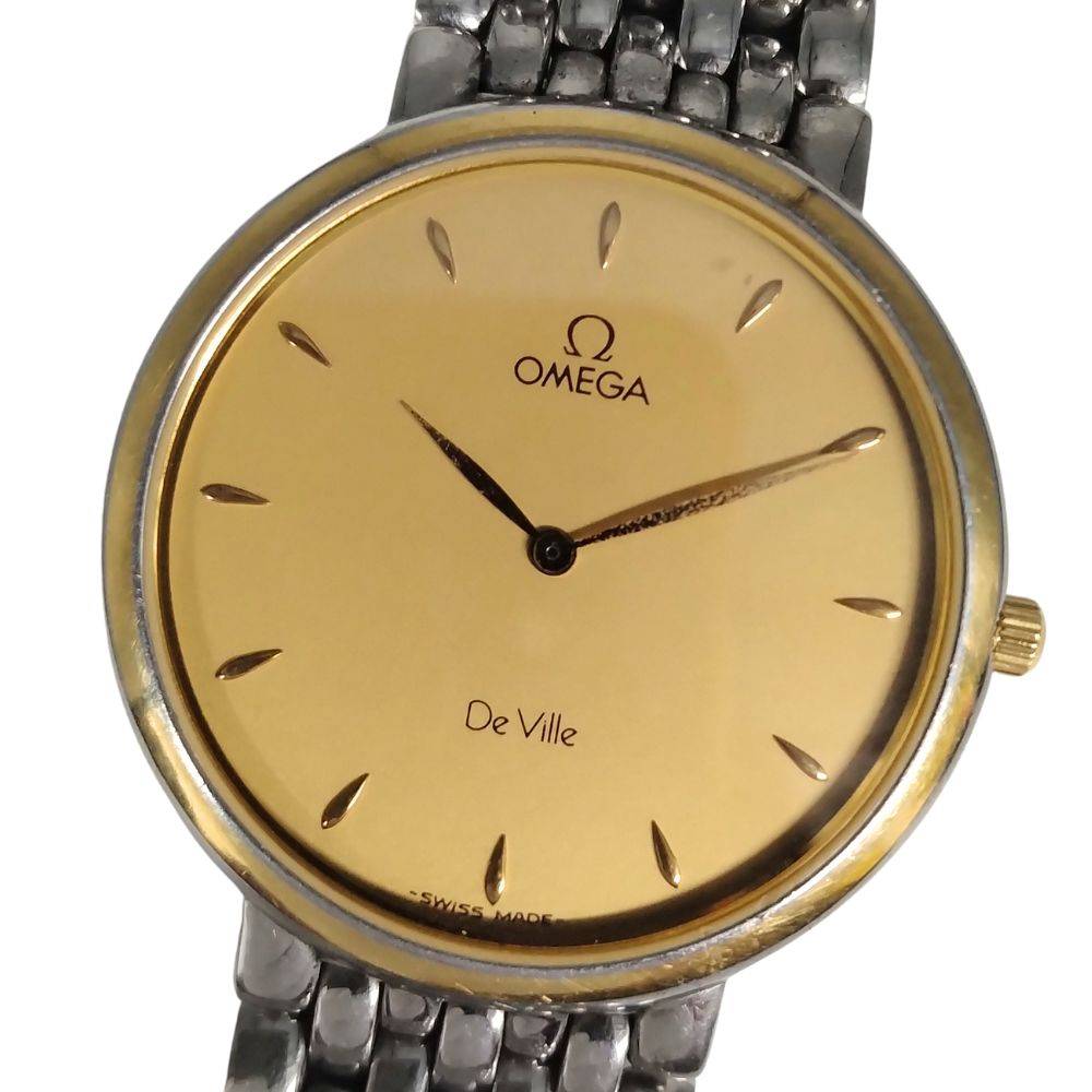 商品名 OMEGA オメガ デビル ゴールド クォーツ ステンレス 腕時計 シルバー ゴールド フリー 正規品 / C902【中古】 対象 メンズ 色 シルバー x ゴールド サイズ フリー サイズ詳細 ケース：約35mm x 35mm腕周り：約16cmバンド幅：約1.5cm腕周り：約16cmバンド幅：約1.5cm表記サイズ：フリー備考：多少の誤差はお許しください。 シリアル 54132721 状態ランク BC 状態詳細：全体的に中古品としての着用感・使用感と若干の汚れが見られるものの、一般的な中古の商品 稼動品、針に腐食あり、ベゼル、ケースに擦れキズあり、ブレスにたわみあり、バックルに擦れキズ、汚れ箇所があります。 簡易的な動作確認のみの為、購入後にOH推奨です。 画像の物で現状渡しです。 【外側】 表面：キズ、スレ コーナー：キズ、スレ 状態ランク詳細 S=タグ付きの新古品、未使用品のもの A=タグなし、試着程度の未使用品に近いもの AB=全体的に着用感・使用感が見られず、汚れやダメージがほとんどない、新品同様の綺麗な商品 B=汚れ等なく、多少の着用感ぐらいな比較的美品なもの BC=全体的に中古品としての着用感・使用感と若干の汚れが見られるものの、一般的な中古の商品 C=多少の汚れ、キズ、着用感が見られるもの D=汚れ、キズなどのダメージが目立つもの 付属品 なし 注意事項 「何cmの人に合うか？」という質問が多数ありますが足の大きさや体系、服装に個人差がありますので記載された実寸をお手持ちの靴や服と測り比べて検討して下さい。 パンツ等の裾上げに関しても当方にも分かりかねる場合がありますので、そちらも実寸サイズでご検討してください。 色の具合はモニターの性能、設定にもよります。 当方の出品物は殆どが買取によるOLD、USED商品です。程度、状態に関しては個人差があります。 出品の際には商品確認をしダメージは記載しておりますが、細かな擦れ、薄汚れ、目に付きにくいピンホール等はご了承下さい。 また、ニオイに関しては感じ方に個人差がありますが、生活臭、タバコ、香水、ペット、商品の劣化臭等のにおいがひどいものには状態説明のほうに記載しますが、ある程度のものに関しては記載はいたしませんのでご了承のほどよろしくお願い致します。 配送方法 宅急便（ヤマト運輸）の元払い発送のみ対応で、120サイズ以上から着払い発送対応とさせていただきます（その際はタイトルに記載させていただきます）。また、複数落札の場合は同梱包不可で、1点ずつの発送対応となります。ご了承のほど宜しくお願い致します。 その他 スマホ等のモバイルでご覧のお客様は、PC用の画面に一度切り替えて詳細をご覧いただきますよう宜しくお願い致します。