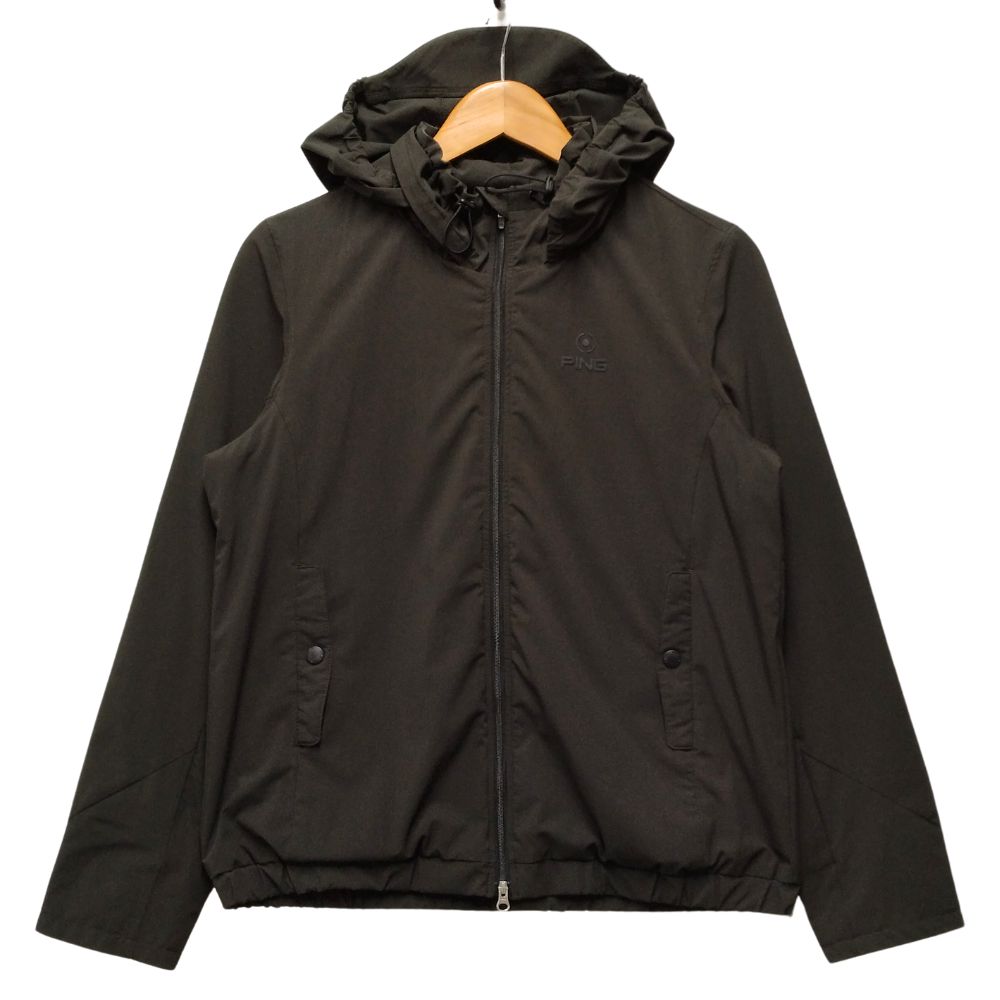 商品名 NO BRAND ノーブランド 品番 622-1220004 PING レディース ナイロン フード ブルゾン 画像の品質タグ参照 ブラック系 M 正規品 / B6422【中古】 対象 レディース 色 ブラック系 サイズ M サイズ詳細 表記サイズ：M着丈：約59cm肩幅：約40cm身幅：約52cm袖丈：約59.5cm備考：平置き、背面で採寸。 多少の誤差はお許し下さい。 状態ランク BC 状態詳細：全体的に中古品としての着用感・使用感と若干の汚れが見られるものの、一般的な中古の商品 ユーズド品で着用感あり、襟元内側、両袖口に擦れ汚れ箇所あり、左袖口に汚れ箇所あり、柔軟剤系の生活臭が多少あります。 状態ランク詳細 S=タグ付きの新古品、未使用品のもの A=タグなし、試着程度の未使用品に近いもの AB=全体的に着用感・使用感が見られず、汚れやダメージがほとんどない、新品同様の綺麗な商品 B=汚れ等なく、多少の着用感ぐらいな比較的美品なもの BC=全体的に中古品としての着用感・使用感と若干の汚れが見られるものの、一般的な中古の商品 C=多少の汚れ、キズ、着用感が見られるもの D=汚れ、キズなどのダメージが目立つもの 付属品 なし 注意事項 「何cmの人に合うか？」という質問が多数ありますが足の大きさや体系、服装に個人差がありますので記載された実寸をお手持ちの靴や服と測り比べて検討して下さい。 パンツ等の裾上げに関しても当方にも分かりかねる場合がありますので、そちらも実寸サイズでご検討してください。 色の具合はモニターの性能、設定にもよります。 当方の出品物は殆どが買取によるOLD、USED商品です。程度、状態に関しては個人差があります。 出品の際には商品確認をしダメージは記載しておりますが、細かな擦れ、薄汚れ、目に付きにくいピンホール等はご了承下さい。 また、ニオイに関しては感じ方に個人差がありますが、生活臭、タバコ、香水、ペット、商品の劣化臭等のにおいがひどいものには状態説明のほうに記載しますが、ある程度のものに関しては記載はいたしませんのでご了承のほどよろしくお願い致します。 配送方法 宅急便（ヤマト運輸）の元払い発送のみ対応で、120サイズ以上から着払い発送対応とさせていただきます（その際はタイトルに記載させていただきます）。また、複数落札の場合は同梱包不可で、1点ずつの発送対応となります。ご了承のほど宜しくお願い致します。 その他 スマホ等のモバイルでご覧のお客様は、PC用の画面に一度切り替えて詳細をご覧いただきますよう宜しくお願い致します。