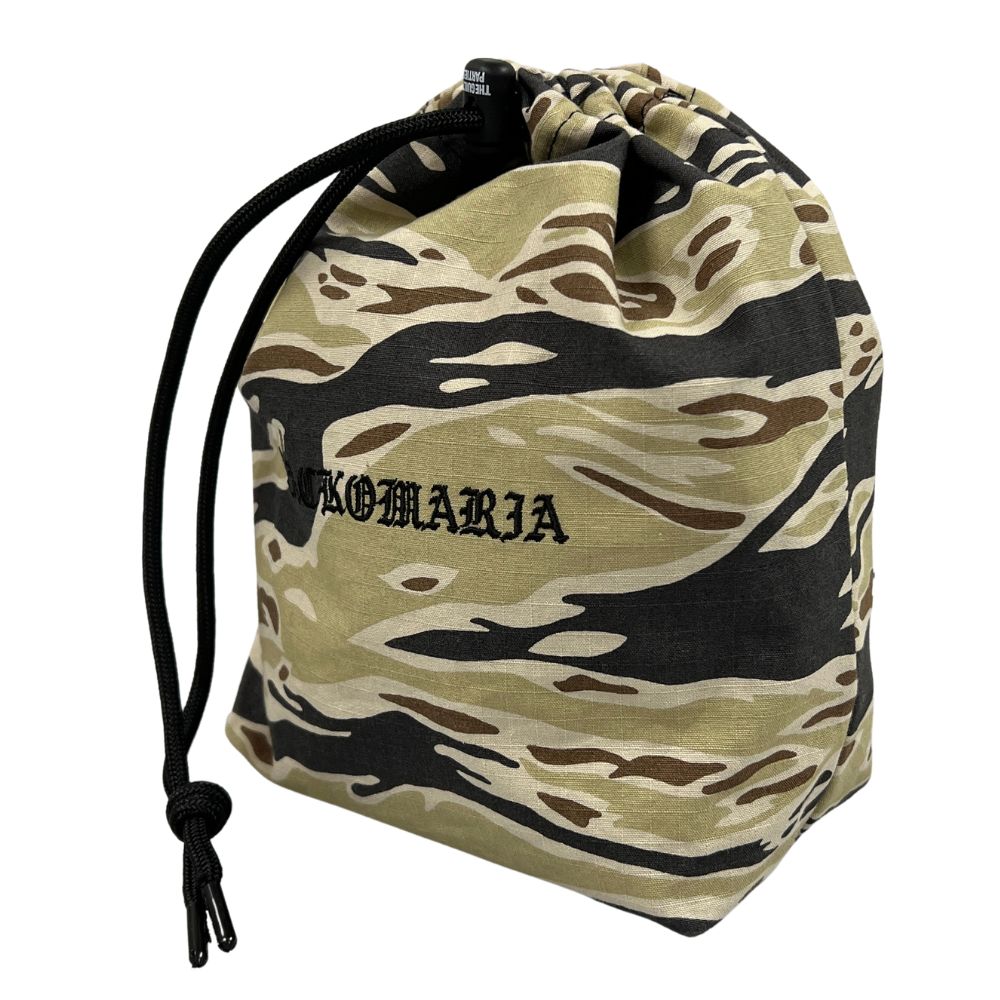 商品名 WACKO MARIA ワコマリア タイガーカモ柄 ドローストリングバッグ 巾着ポーチ ポーチ タイガーカモ柄 フリー 正規品 / 41352【中古】 対象 メンズ 色 タイガーカモ柄 サイズ フリー サイズ詳細 W約22.7cm x H約22cmx D約8.5cm表記サイズ：フリー備考：多少の誤差はお許し下さい。 生産国 日本 状態ランク B 状態詳細：汚れ等なく、多少の着用感・使用感ぐらいな比較的美品な商品 ユーズド品で多少の使用感あり、香水のような生活臭があります。 ※においに対しての感じ方は個人差がございますので 大まかな記載となりますが、ご理解いただけますようお願い申し上げます。【内側・その他】 におい：香水 状態ランク詳細 S=タグ付きの新古品、未使用品のもの A=タグなし、試着程度の未使用品に近いもの AB=全体的に着用感・使用感が見られず、汚れやダメージがほとんどない、新品同様の綺麗な商品 B=汚れ等なく、多少の着用感ぐらいな比較的美品なもの BC=全体的に中古品としての着用感・使用感と若干の汚れが見られるものの、一般的な中古の商品 C=多少の汚れ、キズ、着用感が見られるもの D=汚れ、キズなどのダメージが目立つもの 付属品 なし 注意事項 「何cmの人に合うか？」という質問が多数ありますが足の大きさや体系、服装に個人差がありますので記載された実寸をお手持ちの靴や服と測り比べて検討して下さい。 パンツ等の裾上げに関しても当方にも分かりかねる場合がありますので、そちらも実寸サイズでご検討してください。 色の具合はモニターの性能、設定にもよります。 当方の出品物は殆どが買取によるOLD、USED商品です。程度、状態に関しては個人差があります。 出品の際には商品確認をしダメージは記載しておりますが、細かな擦れ、薄汚れ、目に付きにくいピンホール等はご了承下さい。 また、ニオイに関しては感じ方に個人差がありますが、生活臭、タバコ、香水、ペット、商品の劣化臭等のにおいがひどいものには状態説明のほうに記載しますが、ある程度のものに関しては記載はいたしませんのでご了承のほどよろしくお願い致します。 配送方法 宅急便（ヤマト運輸）の元払い発送のみ対応で、120サイズ以上から着払い発送対応とさせていただきます（その際はタイトルに記載させていただきます）。また、複数落札の場合は同梱包不可で、1点ずつの発送対応となります。ご了承のほど宜しくお願い致します。 その他 スマホ等のモバイルでご覧のお客様は、PC用の画面に一度切り替えて詳細をご覧いただきますよう宜しくお願い致します。