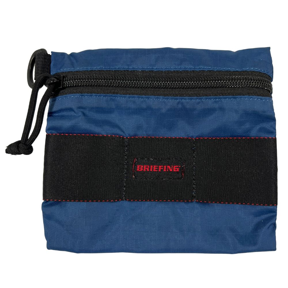 商品名 BRIEFING ブリーフィング ナイロン フラット ポーチ ブルー系 フリー 正規品 / 41369【中古】 対象 メンズ 色 ブルー系 サイズ フリー サイズ詳細 W約15.5cm x H約14cm表記サイズ：フリー備考：多少の誤差はお許しください。 生産国 中国 状態ランク BC 状態詳細：全体的に中古品としての着用感・使用感と若干の汚れが見られるものの、一般的な中古の商品 ユーズド品で使用感あり、擦れ、擦れ汚れありお香・香水のような生活臭があります。 ※においに対しての感じ方は個人差がございますので 大まかな記載となりますが、ご理解いただけますようお願い申し上げます。【内側・その他】 におい：香水 状態ランク詳細 S=タグ付きの新古品、未使用品のもの A=タグなし、試着程度の未使用品に近いもの AB=全体的に着用感・使用感が見られず、汚れやダメージがほとんどない、新品同様の綺麗な商品 B=汚れ等なく、多少の着用感ぐらいな比較的美品なもの BC=全体的に中古品としての着用感・使用感と若干の汚れが見られるものの、一般的な中古の商品 C=多少の汚れ、キズ、着用感が見られるもの D=汚れ、キズなどのダメージが目立つもの 付属品 なし 注意事項 「何cmの人に合うか？」という質問が多数ありますが足の大きさや体系、服装に個人差がありますので記載された実寸をお手持ちの靴や服と測り比べて検討して下さい。 パンツ等の裾上げに関しても当方にも分かりかねる場合がありますので、そちらも実寸サイズでご検討してください。 色の具合はモニターの性能、設定にもよります。 当方の出品物は殆どが買取によるOLD、USED商品です。程度、状態に関しては個人差があります。 出品の際には商品確認をしダメージは記載しておりますが、細かな擦れ、薄汚れ、目に付きにくいピンホール等はご了承下さい。 また、ニオイに関しては感じ方に個人差がありますが、生活臭、タバコ、香水、ペット、商品の劣化臭等のにおいがひどいものには状態説明のほうに記載しますが、ある程度のものに関しては記載はいたしませんのでご了承のほどよろしくお願い致します。 配送方法 宅急便（ヤマト運輸）の元払い発送のみ対応で、120サイズ以上から着払い発送対応とさせていただきます（その際はタイトルに記載させていただきます）。また、複数落札の場合は同梱包不可で、1点ずつの発送対応となります。ご了承のほど宜しくお願い致します。 その他 スマホ等のモバイルでご覧のお客様は、PC用の画面に一度切り替えて詳細をご覧いただきますよう宜しくお願い致します。
