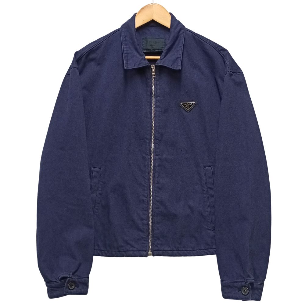 商品名 PRADA プラダ 型番 GEB233 トライアングルロゴプレート ジップアップ コットンブルゾン その他アウター 画像の品質タグ参照（ブルー系） M 正規品 / 41383【中古】 対象 メンズ 色 ブルー系 サイズ M サイズ詳細 表記サイズ：M着丈：約63cm肩幅：約54cm身幅：約60cm袖丈：約61cm備考：平置き、背面で採寸。 多少の誤差はお許し下さい。 生産国 イタリア 状態ランク BC 状態詳細：全体的に中古品としての着用感・使用感と若干の汚れが見られるものの、一般的な中古の商品 ユーズド品で着用感あり、擦れあり、三角ロゴ擦れ、擦れキズあり、ジップに擦れあり、右ポケット裏地に汚れ箇所あり、襟折り目に擦れ、擦れ汚れあり、毛羽立ちあり、香水のような生活臭があります。 画像の物で現状渡しです。 ※においに対しての感じ方は個人差がございますので 大まかな記載となりますが、ご理解いただけますようお願い申し上げます。【内側・その他】 におい：香水 状態ランク詳細 S=タグ付きの新古品、未使用品のもの A=タグなし、試着程度の未使用品に近いもの AB=全体的に着用感・使用感が見られず、汚れやダメージがほとんどない、新品同様の綺麗な商品 B=汚れ等なく、多少の着用感ぐらいな比較的美品なもの BC=全体的に中古品としての着用感・使用感と若干の汚れが見られるものの、一般的な中古の商品 C=多少の汚れ、キズ、着用感が見られるもの D=汚れ、キズなどのダメージが目立つもの 付属品 なし 注意事項 「何cmの人に合うか？」という質問が多数ありますが足の大きさや体系、服装に個人差がありますので記載された実寸をお手持ちの靴や服と測り比べて検討して下さい。 パンツ等の裾上げに関しても当方にも分かりかねる場合がありますので、そちらも実寸サイズでご検討してください。 色の具合はモニターの性能、設定にもよります。 当方の出品物は殆どが買取によるOLD、USED商品です。程度、状態に関しては個人差があります。 出品の際には商品確認をしダメージは記載しておりますが、細かな擦れ、薄汚れ、目に付きにくいピンホール等はご了承下さい。 また、ニオイに関しては感じ方に個人差がありますが、生活臭、タバコ、香水、ペット、商品の劣化臭等のにおいがひどいものには状態説明のほうに記載しますが、ある程度のものに関しては記載はいたしませんのでご了承のほどよろしくお願い致します。 配送方法 宅急便（ヤマト運輸）の元払い発送のみ対応で、120サイズ以上から着払い発送対応とさせていただきます（その際はタイトルに記載させていただきます）。また、複数落札の場合は同梱包不可で、1点ずつの発送対応となります。ご了承のほど宜しくお願い致します。 その他 スマホ等のモバイルでご覧のお客様は、PC用の画面に一度切り替えて詳細をご覧いただきますよう宜しくお願い致します。