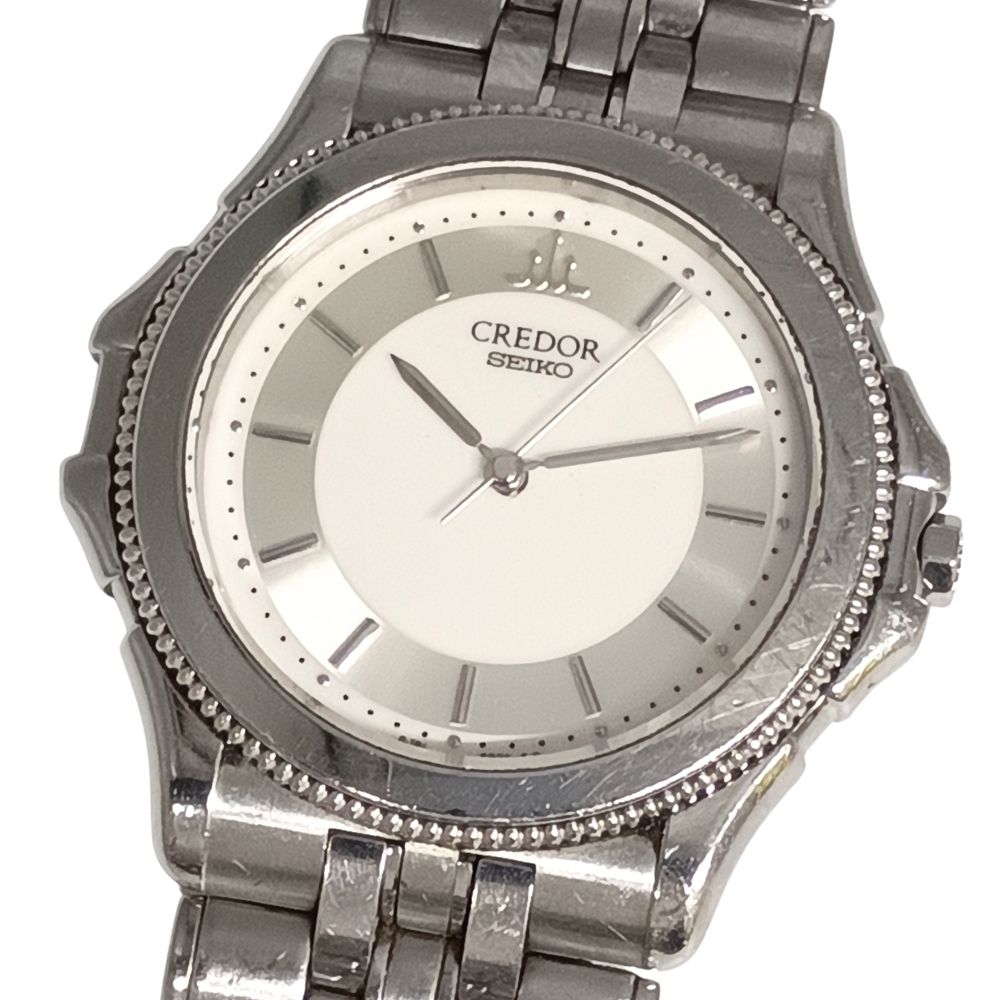 商品名 SEIKO セイコー 8J81-6B70 クレドール ステンレス K18WG ベゼル 腕時計 K18ホワイトゴールド ステンレススチール シルバー フリー 正規品 / C1308【中古】 対象 メンズ 色 シルバー サイズ フリー サイズ詳細 ケース：約35mm x 37mm腕周り：約17cmバンド幅：約2cm腕周り：約17cmバンド幅：約2cm表記サイズ：フリー備考：多少の誤差はお許し下さい。 生産国 日本 シリアル 270040 状態ランク BC 状態詳細：全体的に中古品としての着用感・使用感と若干の汚れが見られるものの、一般的な中古の商品 稼働品、風防に多少の擦れあり、文字盤に塵汚れ箇所あり、ベゼルに擦れ、擦れキズ、キズあり、ケース、裏蓋に擦れ、擦れキズあり、ブレスに擦れ、擦れキズ、隙間に汚れあり、バックルに擦れ、擦れキズ、汚れ箇所があります。 簡易的な動作確認のみの為、購入後にOH推奨です。 画像の物で現状渡しです。 状態ランク詳細 S=タグ付きの新古品、未使用品のもの A=タグなし、試着程度の未使用品に近いもの AB=全体的に着用感・使用感が見られず、汚れやダメージがほとんどない、新品同様の綺麗な商品 B=汚れ等なく、多少の着用感ぐらいな比較的美品なもの BC=全体的に中古品としての着用感・使用感と若干の汚れが見られるものの、一般的な中古の商品 C=多少の汚れ、キズ、着用感が見られるもの D=汚れ、キズなどのダメージが目立つもの 付属品 なし 注意事項 「何cmの人に合うか？」という質問が多数ありますが足の大きさや体系、服装に個人差がありますので記載された実寸をお手持ちの靴や服と測り比べて検討して下さい。 パンツ等の裾上げに関しても当方にも分かりかねる場合がありますので、そちらも実寸サイズでご検討してください。 色の具合はモニターの性能、設定にもよります。 当方の出品物は殆どが買取によるOLD、USED商品です。程度、状態に関しては個人差があります。 出品の際には商品確認をしダメージは記載しておりますが、細かな擦れ、薄汚れ、目に付きにくいピンホール等はご了承下さい。 また、ニオイに関しては感じ方に個人差がありますが、生活臭、タバコ、香水、ペット、商品の劣化臭等のにおいがひどいものには状態説明のほうに記載しますが、ある程度のものに関しては記載はいたしませんのでご了承のほどよろしくお願い致します。 配送方法 宅急便（ヤマト運輸）の元払い発送のみ対応で、120サイズ以上から着払い発送対応とさせていただきます（その際はタイトルに記載させていただきます）。また、複数落札の場合は同梱包不可で、1点ずつの発送対応となります。ご了承のほど宜しくお願い致します。 その他 スマホ等のモバイルでご覧のお客様は、PC用の画面に一度切り替えて詳細をご覧いただきますよう宜しくお願い致します。