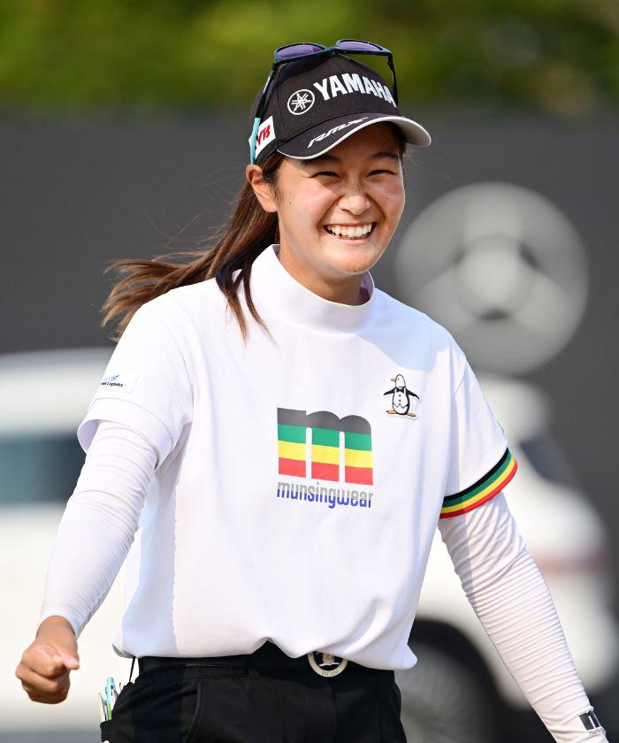 【公式】【SALE/30%OFF】 マンシングウェア 【ENVOY】 EXcDRY ビッグラスタカラーmロゴ モックネック半袖シャツ レディース ストレッチ 高速ドライ ゴルフ ウェア シャツ ゴルフウェア スポーツウェア ブランド マンシング セール 2023年秋冬モデル MEWWJA01