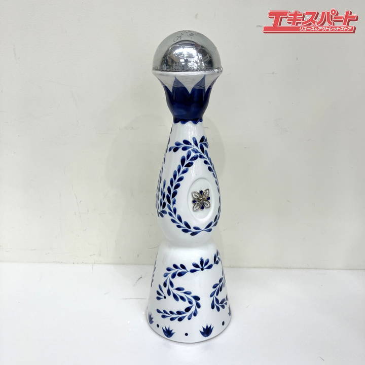 　【未開栓品】クラセアスール・テキーラ・レポサド メキシコ 陶器ボトル デキャンタ 750ml ミスマ店商品説明■商品名　　【未開栓品】クラセアスール・テキーラ・レポサド メキシコ 陶器ボトル デキャンタ 750ml〇商品名：クラセアスール・テキーラ・レポサド〇容量：750mlクラセアスール・レポサドはメキシコ文化と伝統の象徴です。伝統的な製法で、ゆっくりと加熱されたブルーアガベから造られるテキーラは、香り高く無類の味を奏でます。アメリカンウイスキーカスクで8カ月間寝かせることにより、熟成に由来するヘーゼルナッツやバニラを感じる独創的な味わいとスムーズな口当たりが特徴です。伝統的なフェザーペイントがコバルトブルーで施された陶器デキャンタは、ブランドの象徴となっています。デキャンタについてクラセアスールの魅力は、テキーラの品質だけにとどまりません。美しい陶器のボトルは、メキシコの職人が一つ一つ手作業で成形しハンドペイントを施すことによって、一つのアートとしてメキシコの美しさと伝統の真価を伝えています。※公式HPより一部抜粋参考価格￥24,200-の品〇状態　未開栓品※古酒のため、品質の保証は出来かねます。　また、商品の保管状況は不明です。　画像の通りとなりますので、ご確認ください。■管理コード　121-026013-006注意事項二十歳未満の方へのお酒の販売は致しません。未成年者の飲酒は法律により禁止されております。お客様情報入力時、備考内に生年月日及び満年齢を記載してください。ご年齢が確認できない場合は、ご入金頂いても商品の発送ができかねますので予めご了承ください。対象商品が古酒の場合は、未開栓の為、色風味等の確認ができませんので、中身についての保証は出来ません。経年変化による『ボトル・コルク栓・箱・ラベル・付属品』の汚れ・ダメージ・欠品や液面低下がある場合がございます。写真・説明をよくご覧頂き、ご検討をお願いします。画像に写っている物のみです。写っていない物は付属しておりません。ご希望の方には領収書を発行いたしますので、ご購入後に宛名、但し書き等の記載事項を添えて領収書ご希望の旨お知らせください。※恐れ入りますが、発送時のクール便指定は承れませんので予めご了承ください。発送詳細直接もお引取可能です。お引渡しは弊社指定の住所（神奈川県藤沢市辻堂新町4-3-5 ミスターマックス湘南藤沢ショッピングセンター1F 　 になりますのでご了承下さい。なお長期保管は承れませんので、購入後1週間程度の間にお支払いからお引取まで完了頂ける場合に限らせて頂きます。当社指定の運送会社でのお届けとなります。お届け方法のご指定は承っておりませんのでご了承下さい。梱包にリサイクルダンボールを使用させて頂く場合がございます。　 モニターの発色具合によって実際のものと色が異なる場合があります。 タイトルの中古ー未使用について 通常の新品販売と異なるルートから仕入れた新品や、一度販売されたものの、未開封のまま一度も利用されずに再販する商品となります 北海道・沖縄県・離島への配送について 一部の商品に関しまして、北海道・沖縄県・離島への配送をお受けできない場合がございます。 誠に恐れ入りますが、当店にてご注文確認後にご連絡させていただき、ご注文はキャンセルとさせていただきます。