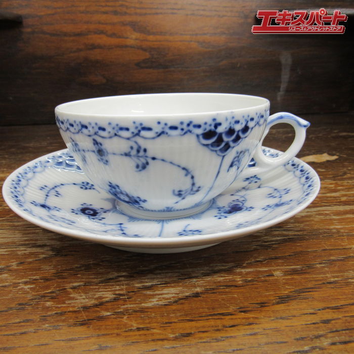 商品説明エキスパート藤沢辻堂店　ロイヤルコペンハーゲン　ブルーフルーテッド　ハーフレースティー　カップ　ソーサーでございます。全体的に使用感のない美品ですが、新品未使用品とは異なりますので、細かい点を気にされる方は、店頭で実物をご覧の上でご注文お願いいたします。こちらのハーフレース　カップ　ソーサーを他にも出品していますが、複数ご購入の場合は後ほど専用商品を作成させていただきます。カップ　高さ 約5.1cm 　直径約10cmソーサー 直径約14.7cmこの機会にぜひいかがでしょうか。エキスパート藤沢辻堂店でもお品物をご覧いただけます。注意事項写真・説明をよくご覧頂き、ご検討をお願いします。画像に写っている物のみです。写っていない物は付属しておりません。ご希望の方には領収書を発行いたしますので、ご購入後に宛名、但し書き等の記載事項を添えて領収書ご希望の旨お知らせください。発送詳細直接お引取可能です。お引渡しは弊社指定の住所（神奈川県藤沢市辻堂元町4-9-24　　）になりますのでご了承下さい。商品についてのお問い合わせは、質問欄よりお願いいたします。なお長期保管は承れませんので、購入後1週間程度の間にお支払いからお引取まで完了頂ける場合に限らせて頂きます。※当社指定の運送会社でのお届けとなります。お届け方法のご指定は承っておりませんのでご了承ください。梱包にリサイクルダンボールを使用させて頂く場合がございます。　 モニターの発色具合によって実際のものと色が異なる場合があります。 タイトルの中古ー未使用について 通常の新品販売と異なるルートから仕入れた新品や、一度販売されたものの、未開封のまま一度も利用されずに再販する商品となります 北海道・沖縄県・離島への配送について 一部の商品に関しまして、北海道・沖縄県・離島への配送をお受けできない場合がございます。 誠に恐れ入りますが、当店にてご注文確認後にご連絡させていただき、ご注文はキャンセルとさせていただきます。