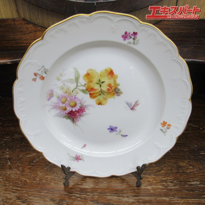 商品説明エキスパート藤沢辻堂店　KPMベルリン 24cm 金彩 花柄 絵皿 でございます。1870年-1940年頃に作られたお品物です。金彩で縁取りした光沢ある白磁に、余白を活かしながら丁寧に絵付けされた花柄と昆虫が描かれています。マイセンの自然主義シリーズがお好きな方にもおススメのお品物でございま最近の円安状況を踏まえますと、海外のアンティークショップやebay等の海外オークションサイトよりも送料を含めた金額では、国内で購入した方が安くご購入いただけることが多くなっております。この機会にぜひいかがでしょうか。エキスパート藤沢辻堂店でもお品物をご覧いただけます。注意事項写真・説明をよくご覧頂き、ご検討をお願いします。画像に写っている物のみです。写っていない物は付属しておりません。ご希望の方には領収書を発行いたしますので、ご購入後に宛名、但し書き等の記載事項を添えて領収書ご希望の旨お知らせください。発送詳細直接お引取可能です。お引渡しは弊社指定の住所（神奈川県藤沢市辻堂元町4-9-24　　）になりますのでご了承下さい。商品についてのお問い合わせは、質問欄よりお願いいたします。なお長期保管は承れませんので、購入後1週間程度の間にお支払いからお引取まで完了頂ける場合に限らせて頂きます。※当社指定の運送会社でのお届けとなります。お届け方法のご指定は承っておりませんのでご了承ください。梱包にリサイクルダンボールを使用させて頂く場合がございます。　 モニターの発色具合によって実際のものと色が異なる場合があります。 タイトルの中古ー未使用について 通常の新品販売と異なるルートから仕入れた新品や、一度販売されたものの、未開封のまま一度も利用されずに再販する商品となります 北海道・沖縄県・離島への配送について 一部の商品に関しまして、北海道・沖縄県・離島への配送をお受けできない場合がございます。 誠に恐れ入りますが、当店にてご注文確認後にご連絡させていただき、ご注文はキャンセルとさせていただきます。
