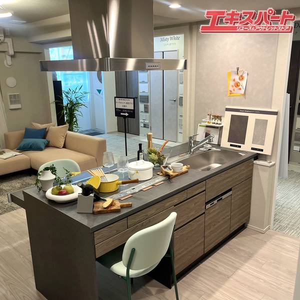 店頭引取り/エリア限定配送 マンションギャラリー展示品 対面式 システムキッチン 展示品 戸塚店【中古】