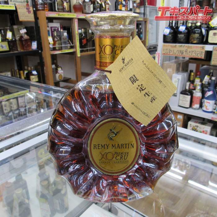 REMY MARTIN レミーマルタン XO PREMIER CRU プルミエ クリュ 限定生産 辻堂店商品説明REMY MARTIN レミーマルタン XO PREMIER CRU プルミエ クリュ免税店限定グランドシャンパーニュ原酒100％グランドシャンパーニュコニャックとは、コニャック地方の畑の中でも最上級であるグランドシャンパーニュ地区の葡萄だけを使用したものに与えられる呼称ですこの生産量は全体の5％しかなく、まさしく限定品であり贅沢な逸品です今宵、極上のコニャックをお楽しみあれ。レミーマルタンのロゴの入ったノベルティの時計が付属します。出品商品につきましては、買取商品となります一度人の手に渡ったものとなりますので、キズやスレ等ある場合がございます食品や飲料品に関しては返品等は受け付けておりません。2次流通品ということをご理解いただき、現状渡しとなりますので予めご了承ください。写真に写るものがすべてとなりますので画像でご確認下さい。基本的に現状販売となり中古品となります、キズや汚れがある場合がありますので細かいことを気にされる方はご購入をお控えください。発送は簡易包装とさせていただきますので予めご了承下さい。他にも多数出品予定です。是非ご覧ください。注意事項写真・説明をよくご覧頂き、ご検討をお願いします。画像に写っている物のみです。写っていない物は付属しておりません。ご希望の方には領収書を発行いたしますので、ご購入後に宛名、但し書き等の記載事項を添えて領収書ご希望の旨お知らせください。発送詳細直接お引取可能です。お引渡しは弊社指定の住所（神奈川県藤沢市辻堂元町4-9-24　　）になりますのでご了承下さい。商品についてのお問い合わせは、質問欄よりお願いいたします。なお長期保管は承れませんので、購入後1週間程度の間にお支払いからお引取まで完了頂ける場合に限らせて頂きます。※当社指定の運送会社でのお届けとなります。お届け方法のご指定は承っておりませんのでご了承ください。梱包にリサイクルダンボールを使用させて頂く場合がございます。　 モニターの発色具合によって実際のものと色が異なる場合があります。 タイトルの中古ー未使用について 通常の新品販売と異なるルートから仕入れた新品や、一度販売されたものの、未開封のまま一度も利用されずに再販する商品となります 北海道・沖縄県・離島への配送について 一部の商品に関しまして、北海道・沖縄県・離島への配送をお受けできない場合がございます。 誠に恐れ入りますが、当店にてご注文確認後にご連絡させていただき、ご注文はキャンセルとさせていただきます。