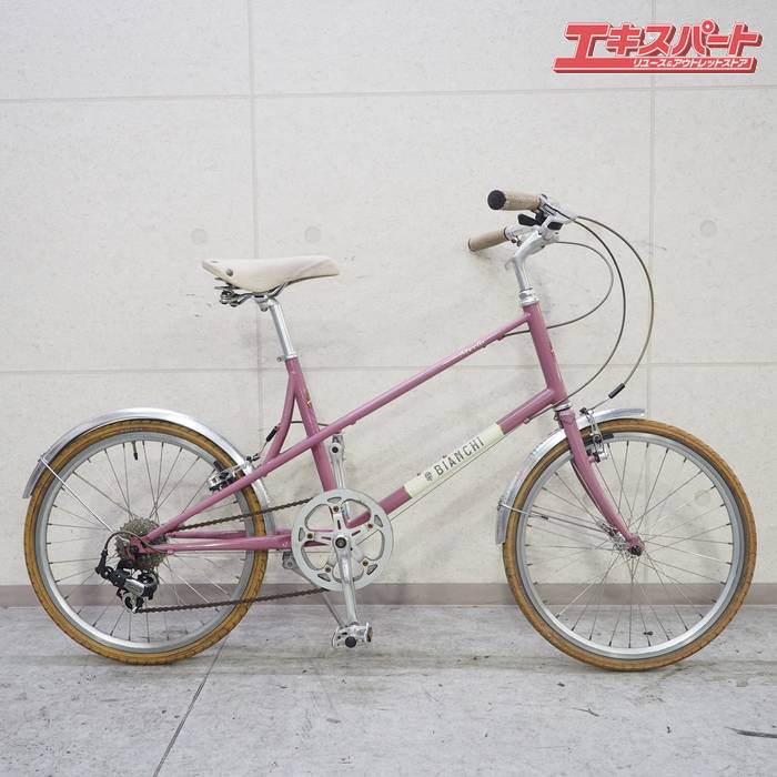 商品説明メーカー：Bianchi/ビアンキモデル名：Minivelo 7 Lady Merlo/ミニベロ 7 レディー年式：2018車体色：ピンク系フレーム素材：クロモリフォーク素材：クロモリシフター：SL-M310Fディレーラー：--Rディレーラー：SHIMANO RD-FT55Aクランク：純正 170スプロケット：SHIMANO HG CS-HG41 11-28Tブレーキ：メーカー記載なしホイール：純正タイヤ：20インチハンドルエンド幅：590mmステム長：70mmサイズ：39トップチューブ長(C-C)：500mm(※ホリゾンタル換算値)シートチューブ長(C-T)：390mm適応身長：145cm以上程度※サイズについては、トップチューブ、シートチューブの実測値から判断しております。　測定誤差によりサイズが前後している可能性がございます。実測重量：約12.0 kg ※掲載画像状態 【商品状態】USED品になります。全体的に若干の擦り傷がある状態になります。現状品での販売になります。【付属品】なし【製造番号】WJ17070103【商品コード】126-039694-001注意事項写真・説明をよくご覧頂き、ご検討をお願いします。画像に写っている物のみです。写っていない物は付属しておりません。販売証明書を発行致します。店頭引取の方へは、当店防犯登録所につき、引取時に防犯登録手続きも可能です。ご希望の方には領収書を発行いたしますので、ご購入後に宛名、但し書き等の記載事項を添えて領収書ご希望の旨お知らせください。発送詳細直接のお引取可能です。お引渡しは弊社指定の住所（神奈川県横浜市戸塚区東俣野町975-1 　)になりますのでご了承下さい。長期保管は承れませんので、購入後1週間程度の間にお支払いからお引取頂ける場合に限らせて頂きます。当社指定の運送会社でのお届けとなります。お届け方法のご指定は承っておりませんのでご了承下さい。発送の場合は以下のとおりです。フロントタイヤ等一部分解しての配送になります。組立は落札者様にてお願い致します。こちらの商品については地域によっては到着までお日にちを頂く場合がございます。尚、法人宛ての時間指定配送は不可です。梱包にリサイクルダンボールを使用させて頂く場合がございます。　 モニターの発色具合によって実際のものと色が異なる場合があります。 タイトルの中古ー未使用について 通常の新品販売と異なるルートから仕入れた新品や、一度販売されたものの、未開封のまま一度も利用されずに再販する商品となります 北海道・沖縄県・離島への配送について 一部の商品に関しまして、北海道・沖縄県・離島への配送をお受けできない場合がございます。 誠に恐れ入りますが、当店にてご注文確認後にご連絡させていただき、ご注文はキャンセルとさせていただきます。