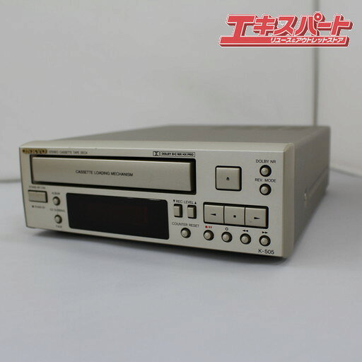 ONKYO K-505 STEREO CASSETTE TAPE DECK オンキョー カセットデッキ 通電・音出しOK 平塚店商品説明【状態】中古品となります。通電確認と、簡単な音出し確認を行っております。全ての入出力、機能はテストしておりませんのでご了承ください。天面や角、ボタンなどに細かなキズが見受けられます。動作状態も含め現状品でのお渡しとなります。ご理解いただける方のみご入札ください。【サイズ】幅：約205mm奥行：約270mm（前面ボタン、ケーブル除く）高さ：約75mm※当店による実測値となります。多少の誤差はご容赦ください。【付属品】なし注意事項写真・説明をよくご覧頂き、ご検討をお願いします。画像に写っている物のみです。写っていない物は付属しておりません。ご希望の方には領収書を発行いたしますので、ご購入後に宛名、但し書き等の記載事項を添えて領収書ご希望の旨お知らせください。発送詳細直接お引取可能です。お引渡しは弊社指定の住所（神奈川県平塚市根坂間253-1　　）になりますのでご了承下さい。商品についてのお問い合わせは、質問欄よりお願いいたします。なお長期保管は承れませんので、購入後1週間程度の間にお支払いからお引取まで完了頂ける場合に限らせて頂きます。※当社指定の運送会社でのお届けとなります。お届け方法のご指定は承っておりませんのでご了承ください。梱包にリサイクルダンボールを使用させて頂く場合がございます。　 モニターの発色具合によって実際のものと色が異なる場合があります。 タイトルの中古ー未使用について 通常の新品販売と異なるルートから仕入れた新品や、一度販売されたものの、未開封のまま一度も利用されずに再販する商品となります 北海道・沖縄県・離島への配送について 一部の商品に関しまして、北海道・沖縄県・離島への配送をお受けできない場合がございます。 誠に恐れ入りますが、当店にてご注文確認後にご連絡させていただき、ご注文はキャンセルとさせていただきます。