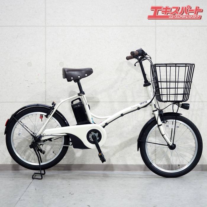 Panasonic GLITTER BE-ELGL033 2019 パナソニック グリッター 電動アシスト自転車 戸塚店商品説明フロントバスケットを採用した小径モデルの電動アシスト自転車メーカー：Panasonic/パナソニックモデル名：GLITTER/グリッター型番：BE-ELGL033年式：2019車体色：ホワイト全長 ：1,580 mm全幅 ：585 mm重量 ：24.5 kgサドル高 ：745mm〜900mmタイヤサイズ ：20×1.95 HEシフト数 ：3 段変速適応身長 ：142cm以上バッテリー容量 ：12 Ah充電時間 ：4 時間【状態】バッテリー内部診断5点灯：実力残量81%〜100%サドルに破れ有り【付属品】バッテリー、充電器、キー2本【製造番号】97C0407【商品コード】126042842001注意事項写真・説明をよくご覧頂き、ご検討をお願いします。画像に写っている物のみです。写っていない物は付属しておりません。中古品につきバッテリーの寿命及び簡易的な診断結果の正確性については不明です。予めご了承ください。販売証明書を発行致します。店頭引取の方へは、当店防犯登録所につき、引取時に防犯登録手続きも可能です。ご希望の方には領収書を発行いたしますので、ご購入後に宛名、但し書き等の記載事項を添えて領収書ご希望の旨お知らせください。発送詳細直接のお引取可能です。お引渡しは弊社指定の住所（神奈川県横浜市戸塚区東俣野町975-1）　 になりますのでご了承下さい。なお長期保管は承れませんので、購入後1週間程度の間にお支払いからお引取まで完了頂ける場合に限らせて頂きます。当社指定の運送会社でのお届けとなります。お届け方法のご指定は承っておりませんのでご了承下さい。発送の場合は以下のとおりです。配送日時指定は入金後1週間を目安に指定してください。※こちらの商品については地域によっては到着までお日にちを頂く場合がございます。尚、地域により発送や時間の指定ができない場合がありますので予めご了承ください。　 モニターの発色具合によって実際のものと色が異なる場合があります。 タイトルの中古ー未使用について 通常の新品販売と異なるルートから仕入れた新品や、一度販売されたものの、未開封のまま一度も利用されずに再販する商品となります 北海道・沖縄県・離島への配送について 一部の商品に関しまして、北海道・沖縄県・離島への配送をお受けできない場合がございます。 誠に恐れ入りますが、当店にてご注文確認後にご連絡させていただき、ご注文はキャンセルとさせていただきます。