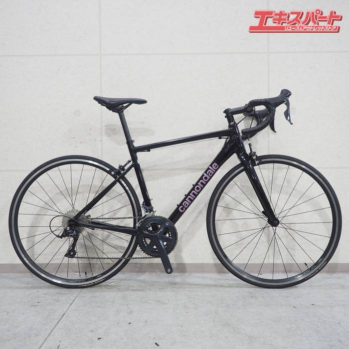 商品説明メーカー：cannondale /キャノンデールモデル名：CAAD optimo3 /キャド オプティモ年式：2024車体色：黒系フレーム素材：アルミフォーク素材：カーボンシフター：SHIMANO SORA ST-R3000Fディレーラー：SHIMANO SORA FD-R3000Rディレーラー：SHIMANO SORA RD-R3000クランク：SHIMANO SORA FC-R3000 170 50/34tスプロケット：SHIMANO HG CS-HG400 11-32tブレーキ：SHIMANO SORA BR-R3000ホイール：純正 622×19タイヤ：Vittoria ZAFFIRO 700×25cハンドルエンド幅：420mmステム長：100mmサイズ：54トップチューブ長(C-C)：546mm(※ホリゾンタル換算値)シートチューブ長(C-T)：495mmヘッドチューブ長：144mm適応身長：170-180cm程度※サイズについては、トップチューブ、シートチューブの実測値から判断しております。　測定誤差によりサイズが前後している可能性がございます。実測重量：約9.8 kg ※掲載画像状態 【商品状態】USED品になります。全体的に傷汚れは少ない状態です。現状品での販売になります。【付属品】なし【製造番号】FD04169【商品コード】126-042835-001注意事項写真・説明をよくご覧頂き、ご検討をお願いします。画像に写っている物のみです。写っていない物は付属しておりません。販売証明書を発行致します。店頭引取の方へは、当店防犯登録所につき、引取時に防犯登録手続きも可能です。ご希望の方には領収書を発行いたしますので、ご購入後に宛名、但し書き等の記載事項を添えて領収書ご希望の旨お知らせください。発送詳細直接のお引取可能です。お引渡しは弊社指定の住所（神奈川県横浜市戸塚区東俣野町975-1 　)になりますのでご了承下さい。長期保管は承れませんので、購入後1週間程度の間にお支払いからお引取頂ける場合に限らせて頂きます。当社指定の運送会社でのお届けとなります。お届け方法のご指定は承っておりませんのでご了承下さい。発送の場合は以下のとおりです。フロントタイヤ等一部分解しての配送になります。組立は落札者様にてお願い致します。こちらの商品については地域によっては到着までお日にちを頂く場合がございます。尚、法人宛ての時間指定配送は不可です。梱包にリサイクルダンボールを使用させて頂く場合がございます。　 モニターの発色具合によって実際のものと色が異なる場合があります。 タイトルの中古ー未使用について 通常の新品販売と異なるルートから仕入れた新品や、一度販売されたものの、未開封のまま一度も利用されずに再販する商品となります 北海道・沖縄県・離島への配送について 一部の商品に関しまして、北海道・沖縄県・離島への配送をお受けできない場合がございます。 誠に恐れ入りますが、当店にてご注文確認後にご連絡させていただき、ご注文はキャンセルとさせていただきます。