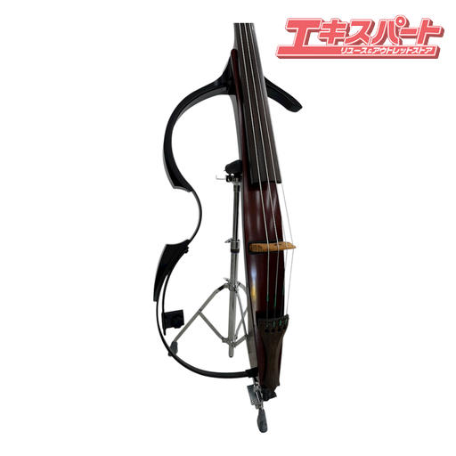 美品！サイレントベース ヤマハ SLB-100 ケース スタンド付 SILENT BASS YAMAHA 日本製 コントラバス 2センサー ローズウッド 平塚店商品説明※必ず最後までお読みください------------------------------------------------------------コントラバスの演奏感をそのままに静粛性を実現しましたコントラバスの約220分の1にまで音エネルギーを低減。弦の振動を生かすため少々の摩擦音は出ますが、聴感上の音量を約15分の1程度に抑えました（当社測定値）。ヘッドフォンを使って、いつでも、周囲を気にすることなく演奏を楽しめます。2センサータイプのピックアップを搭載低音用・高音用の2センサー タイプのピックアップをブリッジ下部に内蔵。センサーバランスを調節することで、 クラシックの弓奏による粒建ちのクリアな重低音や、ジャズの歯切れのよいピチカー ト奏法まで、幅広い演奏スタイルへの対応が可能です。------------------------------------------------------------多少の使用感はあるものの目立つキズなど無く綺麗な状態を保っております。動作確認については、当方で弦楽器を弾けるものがおりませんでしたので、正確な動作の確認は取れておりません。通電のみの確認となります。※美品ですが、あくまでも中古品です。完璧を求める方、神経質な方はお控えください。店頭で動作の確認などもできますので心配な方はぜひご確認ください。※確認無しでご購入の方は現状での販売に了承いただいたものと取ります。【サイズ】弦長 1,054mm1,753mm×525mm×435mm （側板ユニット取付、エンドピン最短状態）【付属品】本体を収納できるソフトケーススタンド(他は画像にてご確認ください)注意事項写真・説明をよくご覧頂き、ご検討をお願いします。画像に写っている物のみです。写っていない物は付属しておりません。ご希望の方には領収書を発行いたしますので、ご購入後に宛名、但し書き等の記載事項を添えて領収書ご希望の旨お知らせください。発送詳細直接お引取可能です。お引渡しは弊社指定の住所（神奈川県平塚市根坂間253-1　　）になりますのでご了承下さい。商品についてのお問い合わせは、質問欄よりお願いいたします。なお長期保管は承れませんので、購入後1週間程度の間にお支払いからお引取まで完了頂ける場合に限らせて頂きます。※当社指定の運送会社でのお届けとなります。お届け方法のご指定は承っておりませんのでご了承ください。梱包にリサイクルダンボールを使用させて頂く場合がございます。　 モニターの発色具合によって実際のものと色が異なる場合があります。 タイトルの中古ー未使用について 通常の新品販売と異なるルートから仕入れた新品や、一度販売されたものの、未開封のまま一度も利用されずに再販する商品となります 北海道・沖縄県・離島への配送について 一部の商品に関しまして、北海道・沖縄県・離島への配送をお受けできない場合がございます。 誠に恐れ入りますが、当店にてご注文確認後にご連絡させていただき、ご注文はキャンセルとさせていただきます。