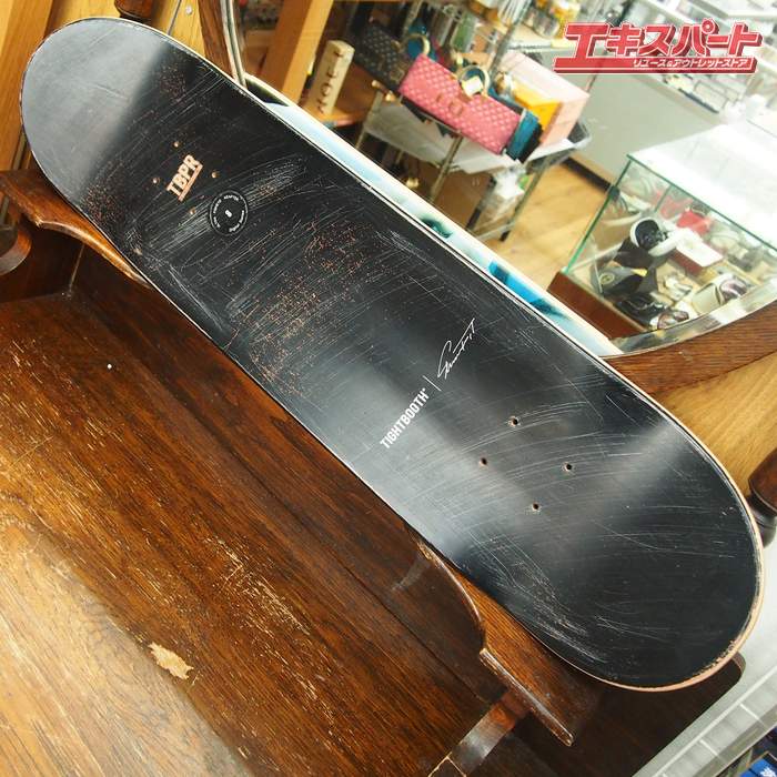 TIGHTBOOTH PRODUCTION タイトブースプロダクション スケートボードデッキ SMOKE UP SON 辻堂店商品説明ユーモアたっぷりのコラージュ作品で著名な「SHUSAKU TAKAOKA」の作品が落とし込まれたスケートボードデッキです。ジョイントもアトリビュートに加えられたユニークなグラフィックです！使用はもちろん、飾るのも良いです。2022SUMMERコレクションです写真に写るものがすべてとなりますので画像でご確認下さい。基本的に現状販売となり中古品となります、キズや汚れがある場合がありますので細かいことを気にされる方はご購入をお控えください。発送は簡易包装とさせていただきますので予めご了承下さい。他にも多数出品予定です。是非ご覧ください。注意事項写真・説明をよくご覧頂き、ご検討をお願いします。画像に写っている物のみです。写っていない物は付属しておりません。ご希望の方には領収書を発行いたしますので、ご購入後に宛名、但し書き等の記載事項を添えて領収書ご希望の旨お知らせください。発送詳細直接お引取可能です。お引渡しは弊社指定の住所（神奈川県藤沢市辻堂元町4-9-24　　）になりますのでご了承下さい。商品についてのお問い合わせは、質問欄よりお願いいたします。なお長期保管は承れませんので、購入後1週間程度の間にお支払いからお引取まで完了頂ける場合に限らせて頂きます。※当社指定の運送会社でのお届けとなります。お届け方法のご指定は承っておりませんのでご了承ください。梱包にリサイクルダンボールを使用させて頂く場合がございます。　 モニターの発色具合によって実際のものと色が異なる場合があります。 タイトルの中古ー未使用について 通常の新品販売と異なるルートから仕入れた新品や、一度販売されたものの、未開封のまま一度も利用されずに再販する商品となります 北海道・沖縄県・離島への配送について 一部の商品に関しまして、北海道・沖縄県・離島への配送をお受けできない場合がございます。 誠に恐れ入りますが、当店にてご注文確認後にご連絡させていただき、ご注文はキャンセルとさせていただきます。