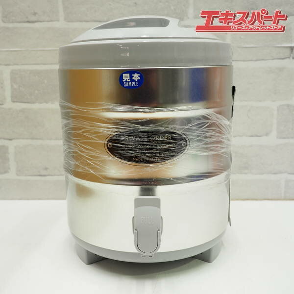 商品説明※店舗展示品で最後の1つとなります。【未使用品】ピーコック魔法瓶 ベストコ ウォータージャグ 8.1L シルバー MA-1914【商品状態】箱はございません。未使用品となりますが、店頭展示品のため僅かな小傷や汚れがある場合がございます。画像にてご確認ください。【サイズ】幅25×奥行28.8×高さ33.3cm/重量：1.6kg【材質】内容器(上)/ポリプロピレン(PP)、内容器(上)/アルミニウム、胴/鋼(プリント鋼板）、ふた・内蓋・ハンドル/ポリプロピレン(PP)、断熱材/硬質ポリウレタンフォーム【生産国】日本【備考】電子レンジ不可、食洗機不可細かいキズや保管時の汚れがある場合がございます。細かいことを気にされる方はご購入をお控えください。【商品コード】227000930000 N注意事項写真・説明をよくご覧頂き、ご検討をお願いします。画像に写っている物のみです。写っていない物は付属しておりません。ご希望の方には領収書を発行いたしますので、ご購入後に宛名、但し書き等の記載事項を添えて領収書ご希望の旨お知らせください。発送詳細直接もお引取可能です。お引渡しは弊社指定の住所（神奈川県横浜市戸塚区東俣野町975-1 　 になりますのでご了承下さい。なお長期保管は承れませんので、購入後1週間程度の間にお支払いからお引取まで完了頂ける場合に限らせて頂きます。当社指定の運送会社でのお届けとなります。お届け方法のご指定は承っておりませんのでご了承下さい。梱包にリサイクルダンボールを使用させて頂く場合がございます。　 モニターの発色具合によって実際のものと色が異なる場合があります。 タイトルの中古ー未使用について 通常の新品販売と異なるルートから仕入れた新品や、一度販売されたものの、未開封のまま一度も利用されずに再販する商品となります 北海道・沖縄県・離島への配送について 一部の商品に関しまして、北海道・沖縄県・離島への配送をお受けできない場合がございます。 誠に恐れ入りますが、当店にてご注文確認後にご連絡させていただき、ご注文はキャンセルとさせていただきます。