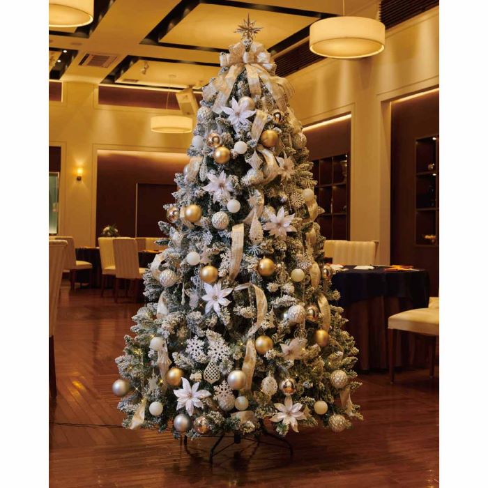 ツリーセット ホワイトゴールド 高さ240×幅135cm 1セット雪をまとったような上品なホワイトが空間をセンスアップ。大ぶりの白いポインセチアも洗練された華やぎ感を漂わせます。送料無料 クリスマスツリー おしゃれ 北欧 光る イルミネーション ライト 大型