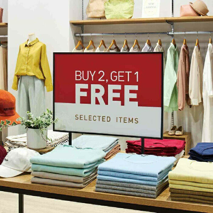 スチール製ポップスタンド(両面仕様) A2 ブラック 1台上からポップを差し込むだけの簡単仕様。高さがあるため、手前に商品を陳列してもポップが隠れにくいです。ポスタースタンド ポップスタンド ポップ立て 卓上 広告 チラシ