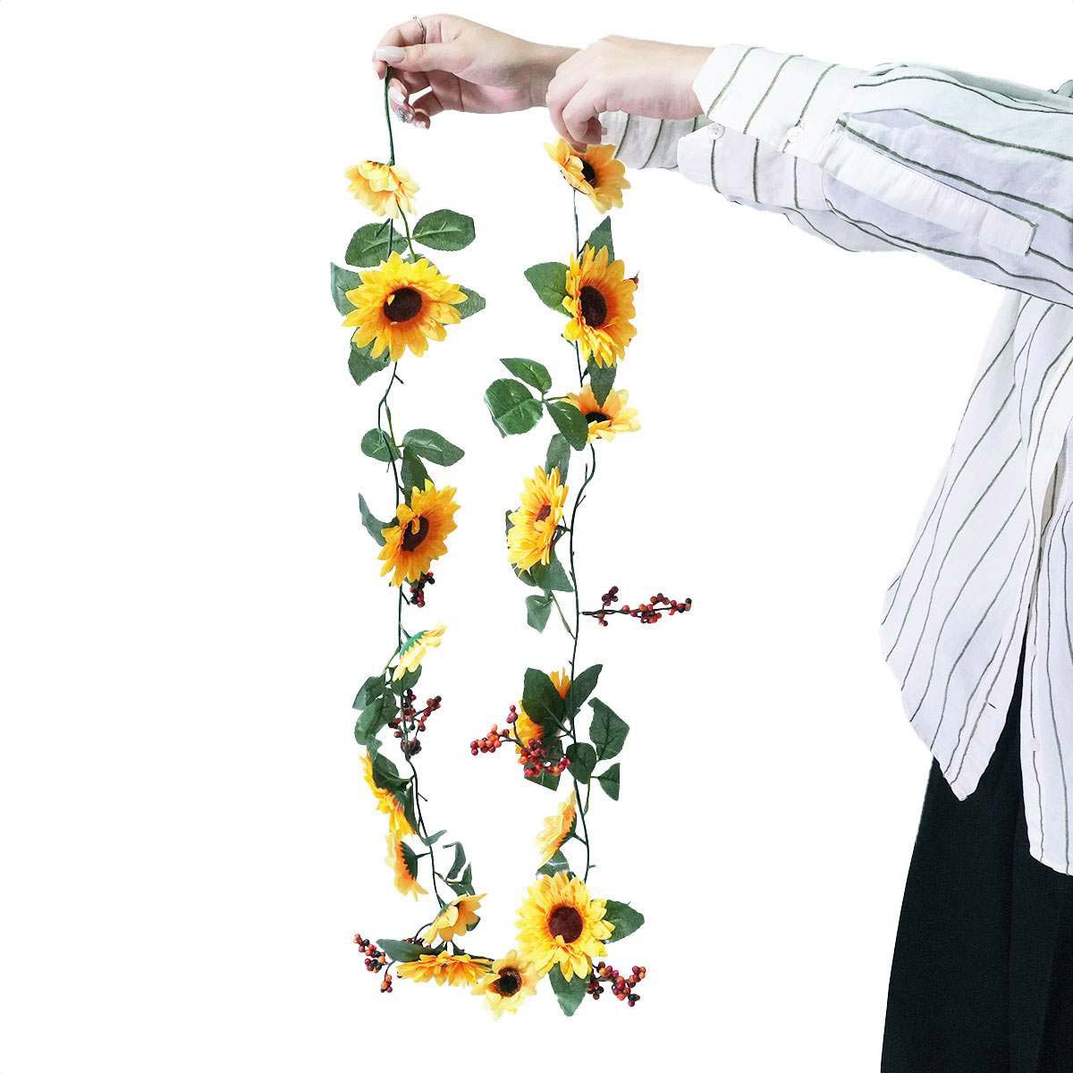 ひまわりガーランド デラックス花径7〜10cmの向日葵の花がたくさん付いており、全体長さ180cmのガーランドです。壁に吊るしたり、ディスプレイテーブルに置いたり。夏の装飾にピッタリです。造花 おしゃれ ひまわり ヒマワリ インテリア 壁掛け 吊り下げ 2