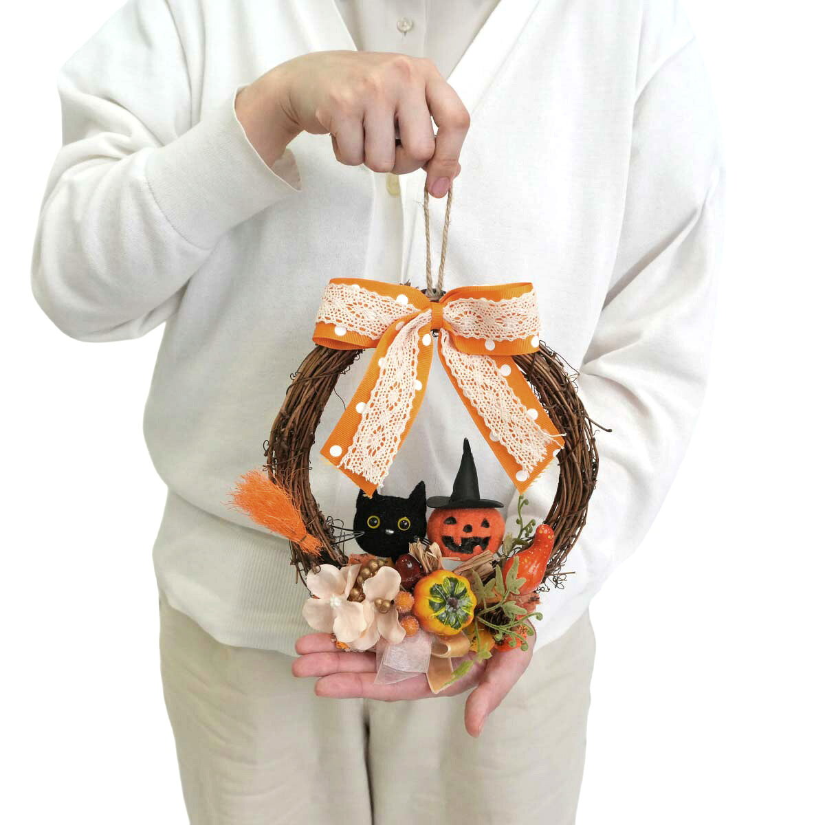 キャット＆パンプキンリース 1個黒猫とカボチャのハロウィンリースです。壁に吊るして簡単に飾ることができます。テーブルやレジカウンターに立てかけたり、オフィスインテリアにもおすすめ。送料無料 リース 造花 玄関 ウェルカム 飾り 装飾 壁掛け 秋の商品画像 2