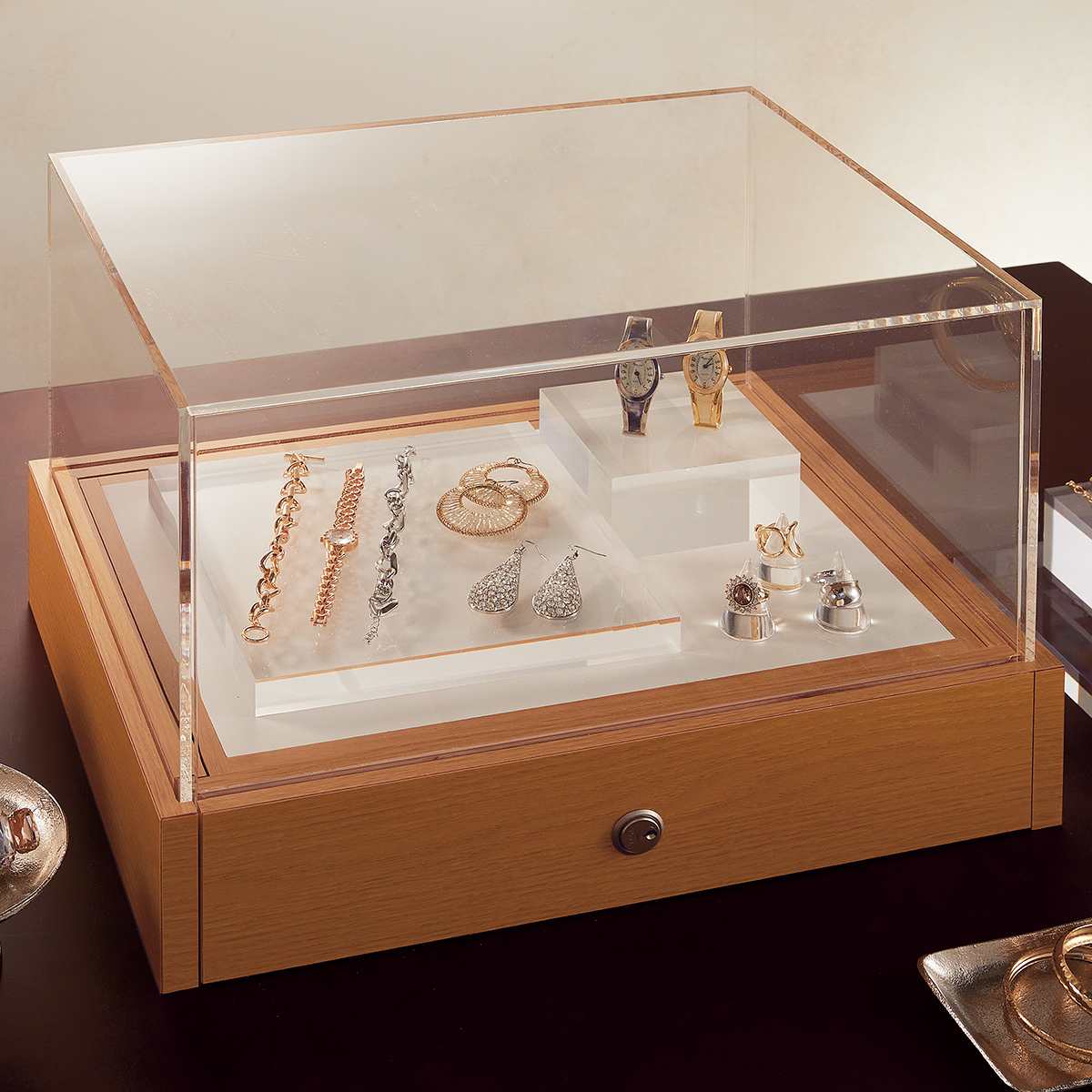 鍵付きアクリルショーケース(引き戸式) 1台引き戸式のアクリルショーケース。ベース部分は木材を使用し ...