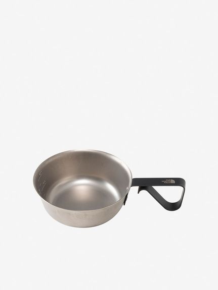 Trail Arms Sierra Cup (トレイルアームスシェラカップ) TK カラー TK サイズ . 素材 カップ/チタニウム、ハンドル/チタニウム(耐熱塗装) 原産国 日本 メーカー品番 70227004 コメント 軽量性と携行性に優れたシェラカップです。　メイン素材は、軽くて強度の高いチタン製。　握りやすい形状のハンドルはロープなどに掛けるフックとしても使用できます。　フチを巻いていないため洗いやすく、底部はトレイルアームススポークとぴったり合うラウンド形状でスープをすくいやすくなっています。　内側には計量に便利なメモリ付き。　キャンプからハイキングまで幅広いシーンに対応します。　容量は250ml(直径11.0cm×高さ4.0cm)。　　　φ11.0×H4.0cm/(ハンドル除く)メーカー品番：NN32322 TK