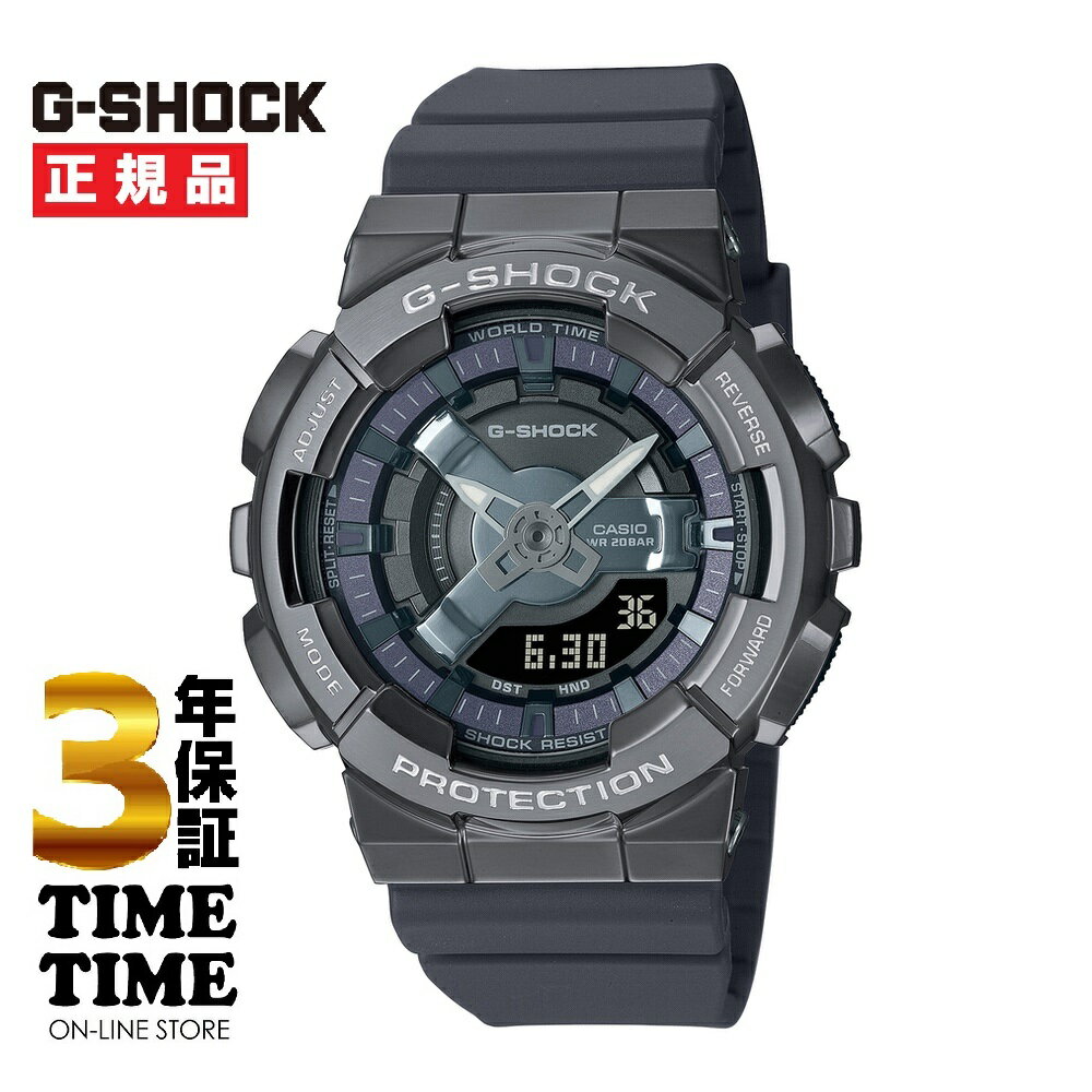 G-SHOCKの人気のデジタル・アナログコンビモデル110シリーズから、メタルをまとい、小型化・薄型化したモデルです。GM-110を小型化し軽量で快適な着け心地を実現しました。細かなパーツが積み重なった立体的な文字板デザインに、デジタル表示と時針・分針がバランスよく配置され視認性を高めています。ベゼルカバーにはメタル（ステンレス素材）を使用し、メタリック調の文字板パーツと共に上質でクールな印象を引き出します。バンドにはクリーンな印象のフラットバンドを採用しました。スポーティなデザインにスタイリッシュなムードをプラスしたG-SHOCKです。 駆動方式 クォーツ 素材 ケース：樹脂/ステンレススチール ガラス：無機ガラス バンド：樹脂 防水 20気圧防水 サイズ ケース径：タテ46.0mm×ヨコ42.0mm ケース厚さ：13mm 重さ：55g 型番 GM-S110B-8AJF その他 ・耐衝撃構造 ・針退避機能（針が液晶表示と重なって見づらいときは、針を液晶表示の上から一時的に退避させることができます） ・ワールドタイム：世界48都市（31タイムゾーン、サマータイム設定機能付き）＋ UTC（協定世界時）の時刻表示 ・ストップウオッチ（1/100秒（1時間未満）/1秒（1時間以上）、24時間計、スプリット付き） ・タイマー（セット単位：1秒、最大セット：24時間、1秒単位で計測） ・時刻アラーム5本・時報 ・フルオートカレンダー・12/24時間制表示切替 ・操作音ON/OFF 切替機能 ・ダブルLEDライト：文字板用LEDライト（スーパーイルミネーター、残照機能、残照時間切替（1. 5秒/ 3秒）付き）、 LCD 部用LEDバックライト（スーパーイルミネーター、残照機能、残照時間切替（1.5秒/3秒）付き） ・電池寿命約3年 商品コード 4549526335297